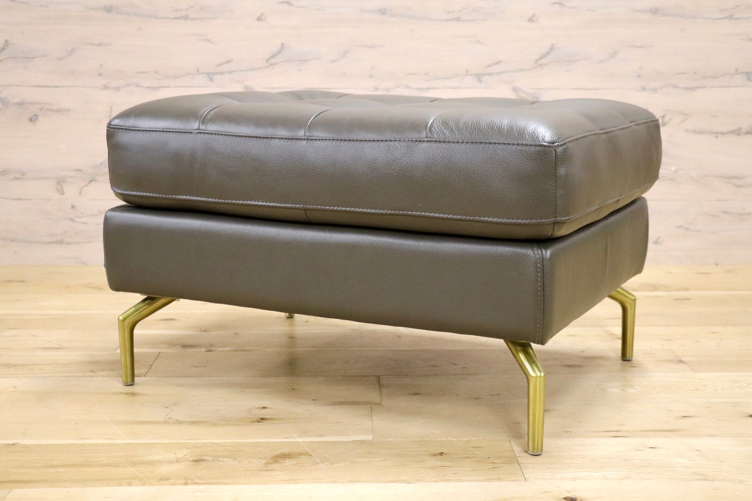 GMJK292A○BoConcept / ボーコンセプト Osaka フットスツール オットマン ブラスレッグスツール ローチェア 本革 北欧モダン