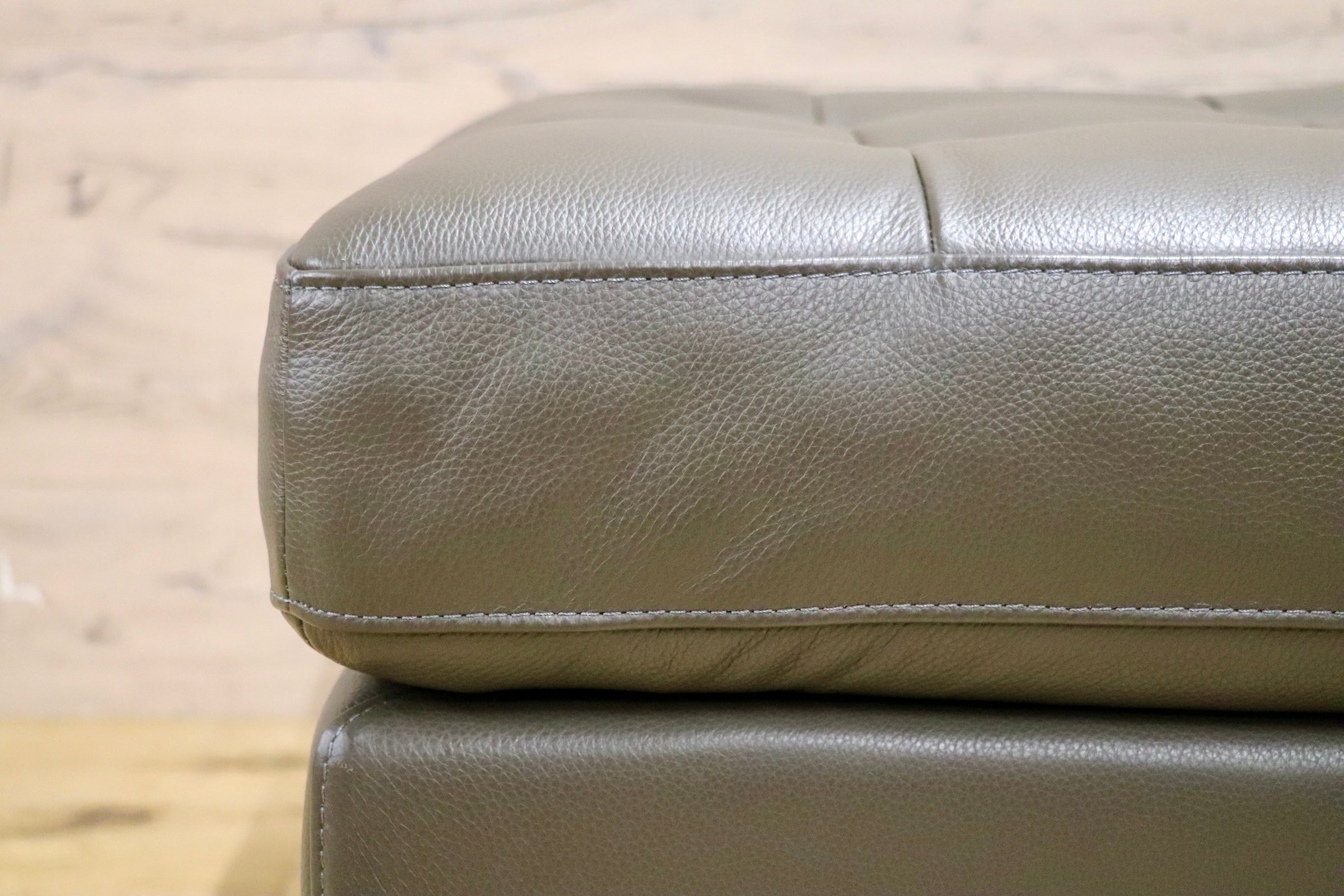 GMJK292A○BoConcept / ボーコンセプト Osaka フットスツール オットマン ブラスレッグスツール ローチェア 本革 北欧モダン