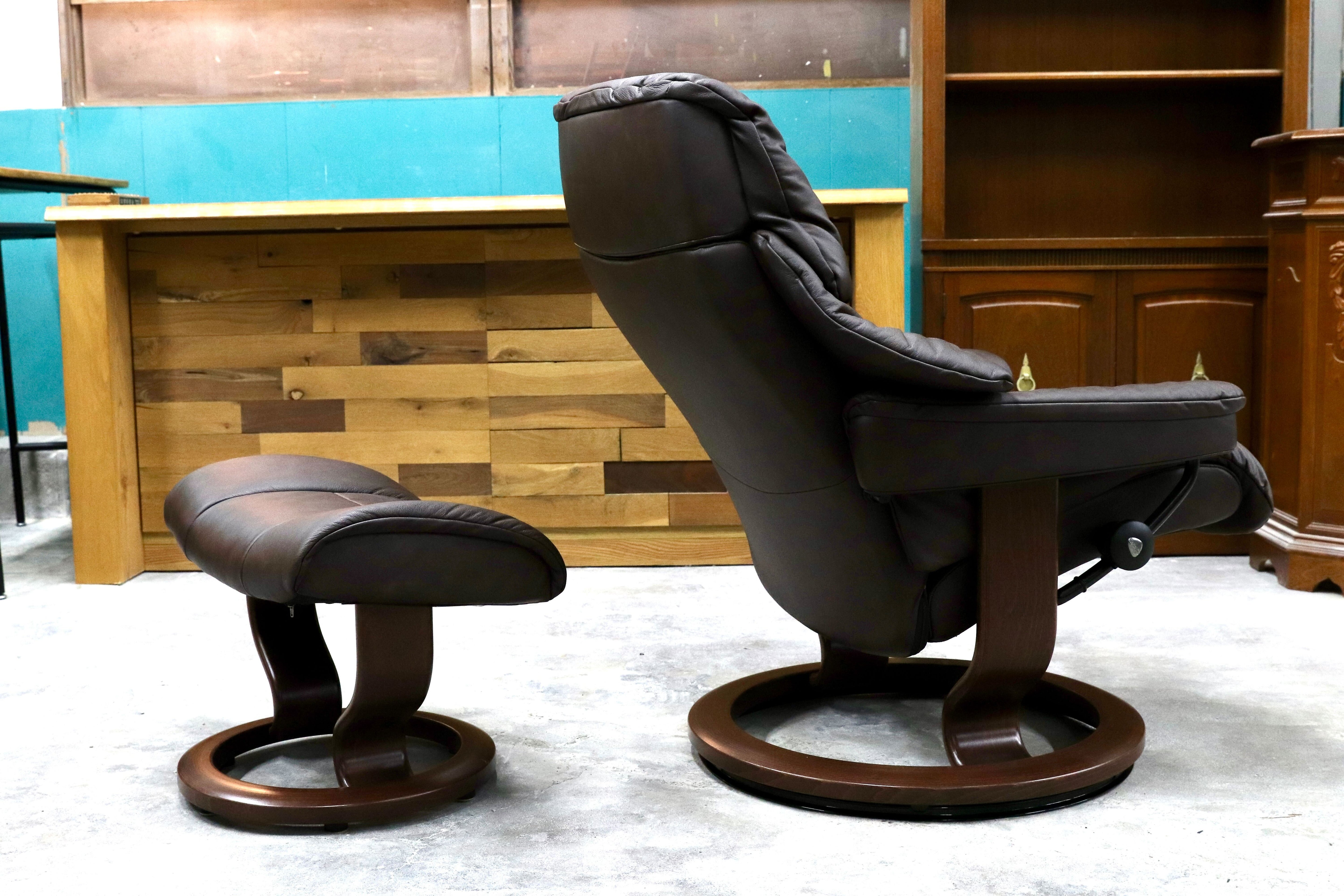 GMHS499○EKORNES / エコーネス RENO レノ Mサイズ ダークブラウン 北欧 ノルウェー リクライニングチェア 本革 椅子 約44万 展示品