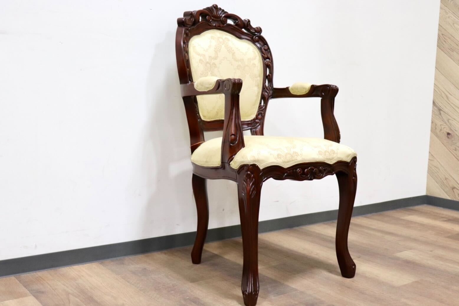 GMGS268C○クロシオ ダイニングチェア アームチェア 椅子 ファブリック マホガニー材 猫脚 彫刻 ヨーロピアン 輸入家具 定価5.8万 展示品