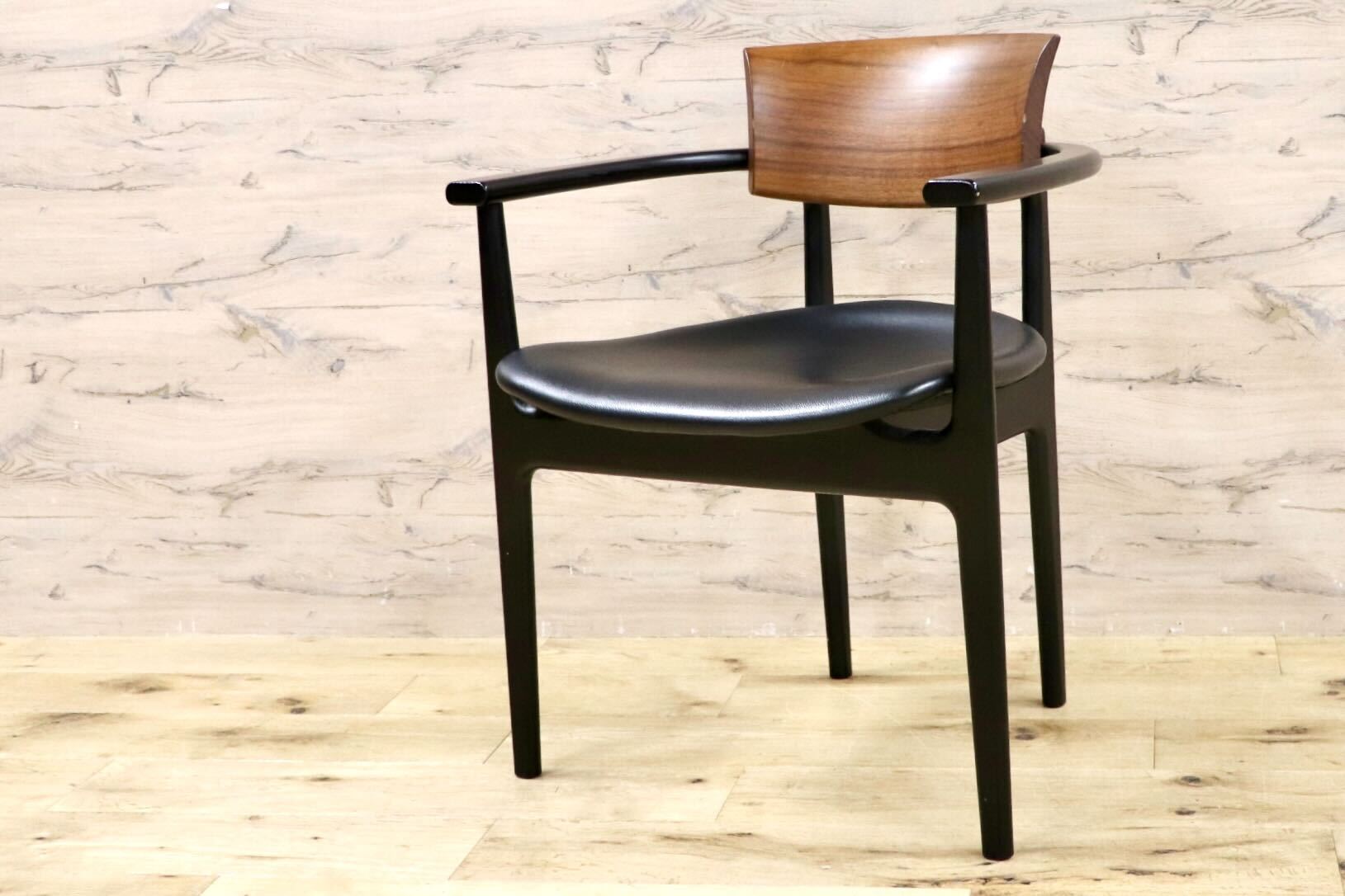 GMHS531B○KASHIWA / カシワ ダイニングチェア 椅子 アームチェア CHIC シック 合皮 ウォールナット オーク 合皮 飛騨家具 約12.8万