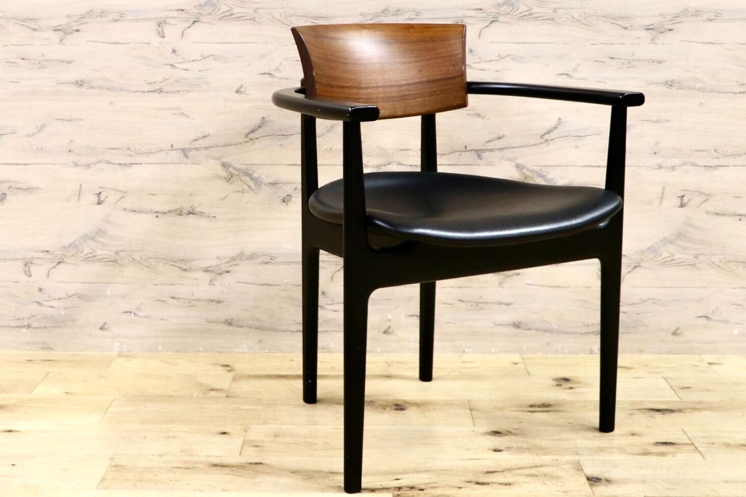 GMHS531B○KASHIWA / カシワ ダイニングチェア 椅子 アームチェア CHIC シック 合皮 ウォールナット オーク 合皮 飛騨家具 約12.8万