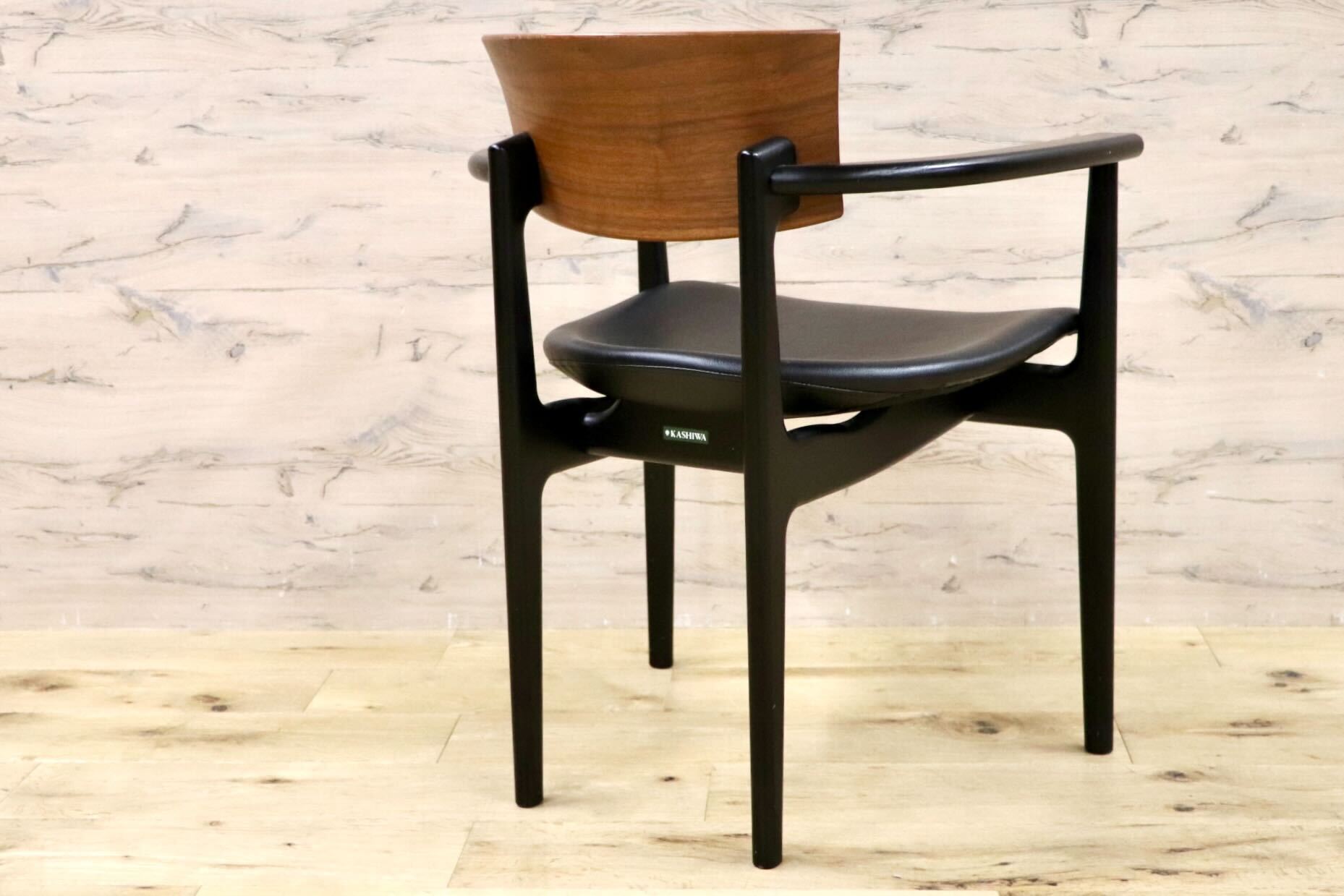 GMHS531B○KASHIWA / カシワ ダイニングチェア 椅子 アームチェア CHIC シック 合皮 ウォールナット オーク 合皮 飛騨家具 約12.8万
