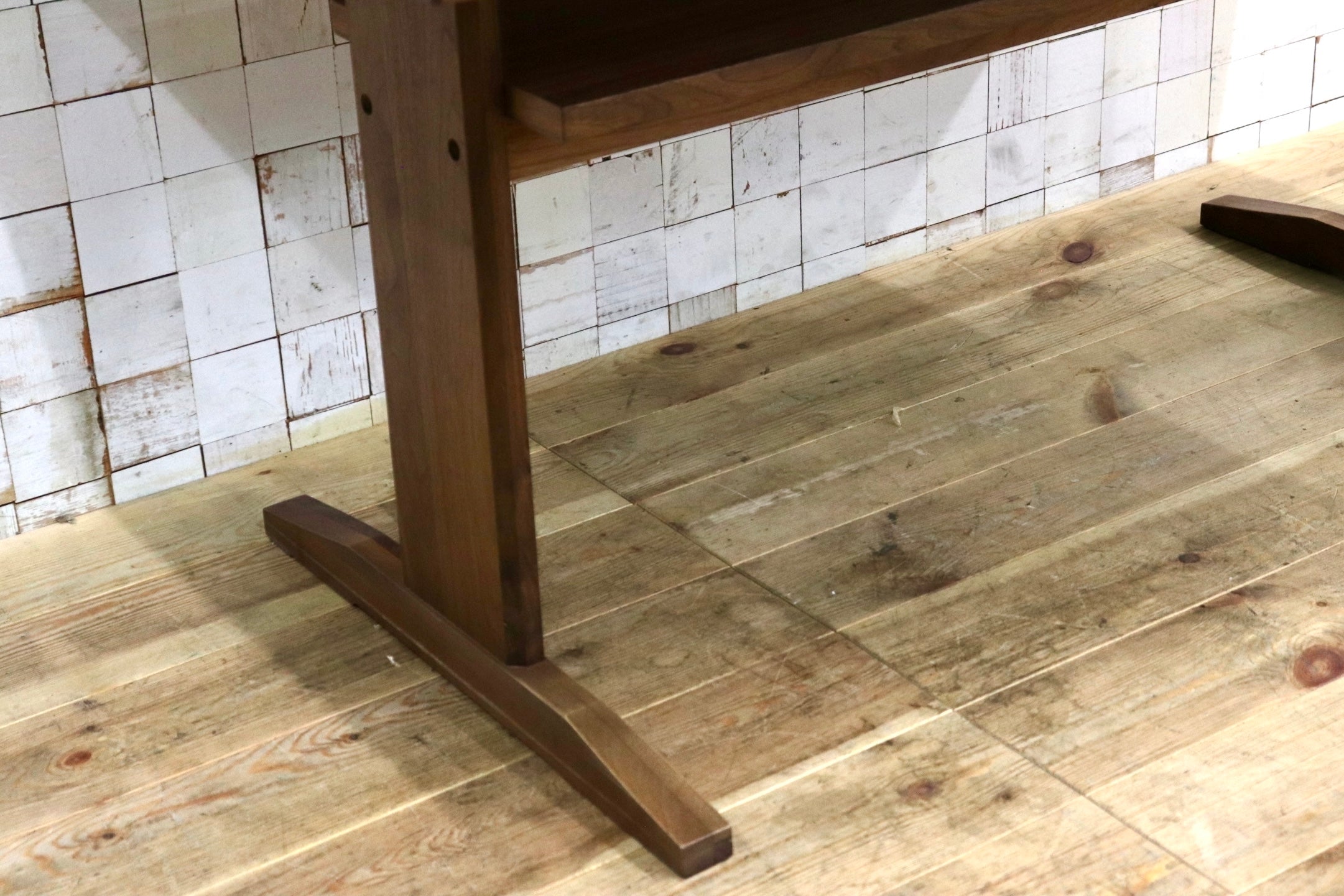 GMJS221C〇関家具 CAIN / カイン ウォールナット無垢材 ダイニングテーブル 棚付き 4～6人掛け ブラウン 木製 食卓テーブル 定価9.9万