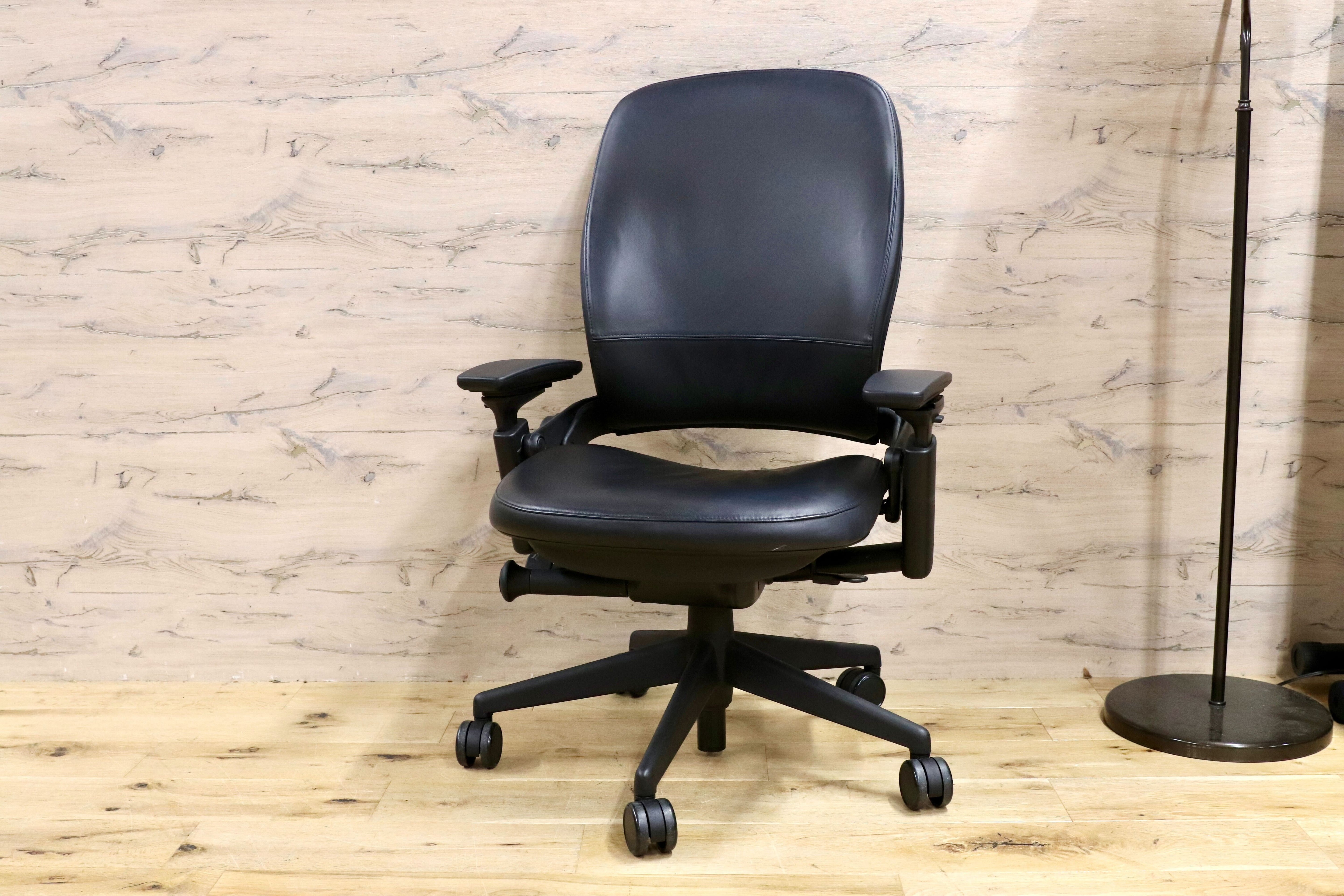 GMHS171○Steelcase / スチールケース リープ 本革 デスクチェア オフィスチェア レザー マネジメントチェア 作業椅子 約25万