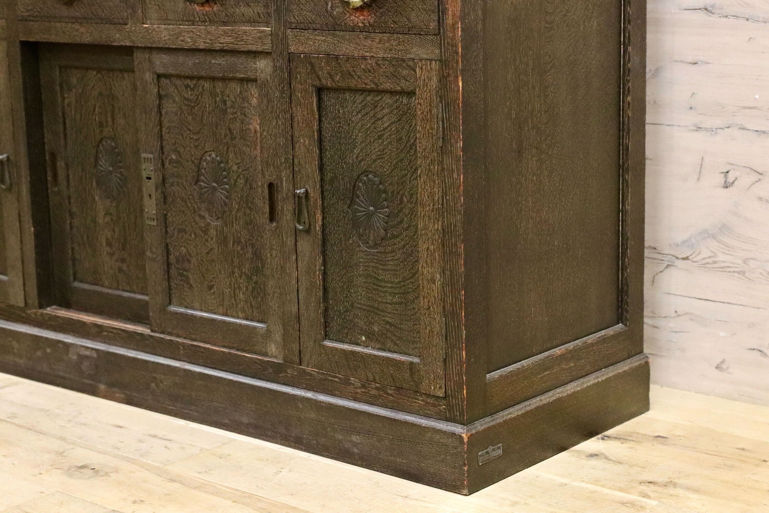 GMIS425○超稀少 三越家具 十六八重表菊 明治〜昭和初期 食器棚 キャビネット 飾り棚 楢材 和製アンティーク 水屋棚 和家具 ヴィンテージ