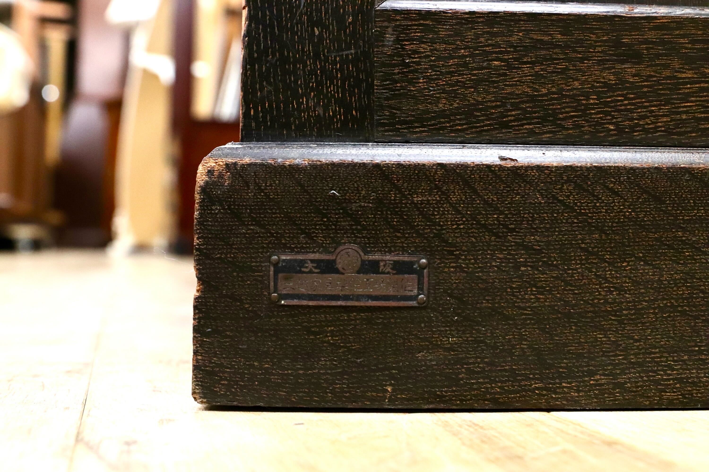 GMIS425○超稀少 三越家具 十六八重表菊 明治〜昭和初期 食器棚 キャビネット 飾り棚 楢材 和製アンティーク 水屋棚 和家具 ヴィンテージ