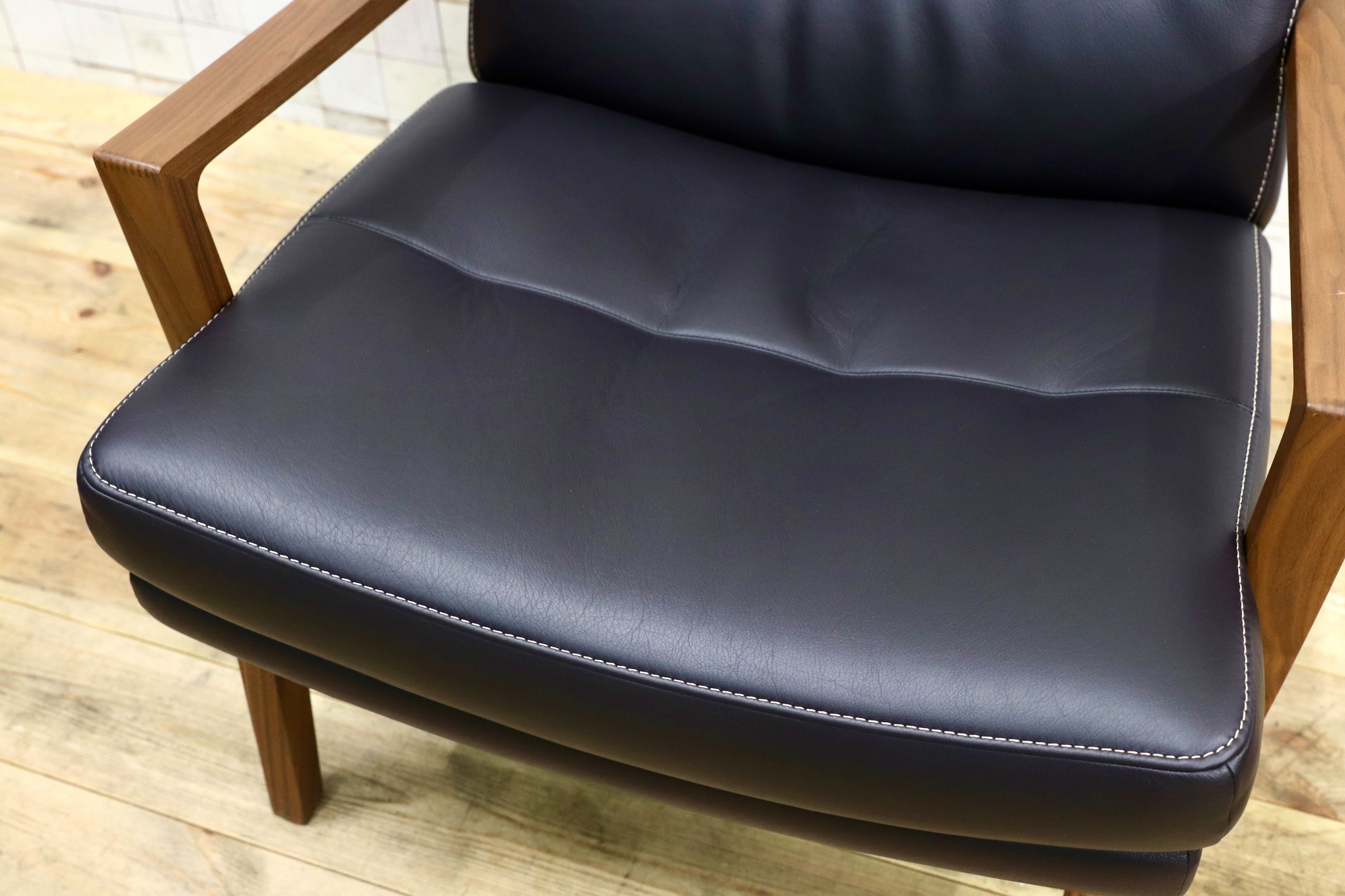 GMIS426B○karimoku / カリモク ZU16 1人掛けソファ シングルソファ アームチェア ウォールナット 本革 レザー ネイビー色 定価約16.7万