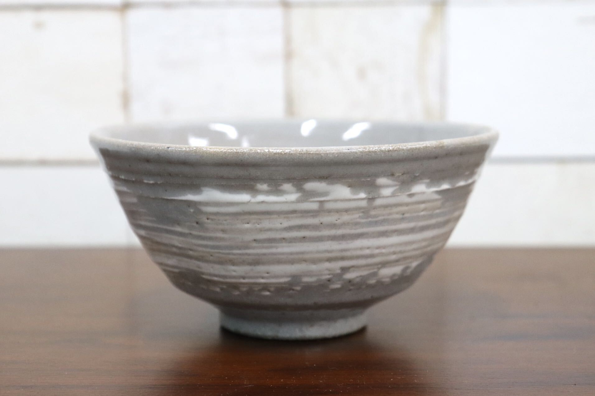 GMJK371B〇京焼 鈴木健司造 刷毛目茶碗（共箱・共布・栞） 茶道具 抹茶茶碗 抹茶碗 茶碗 作家物 陶磁器 茶器 骨董 和食器 茶会 茶の湯