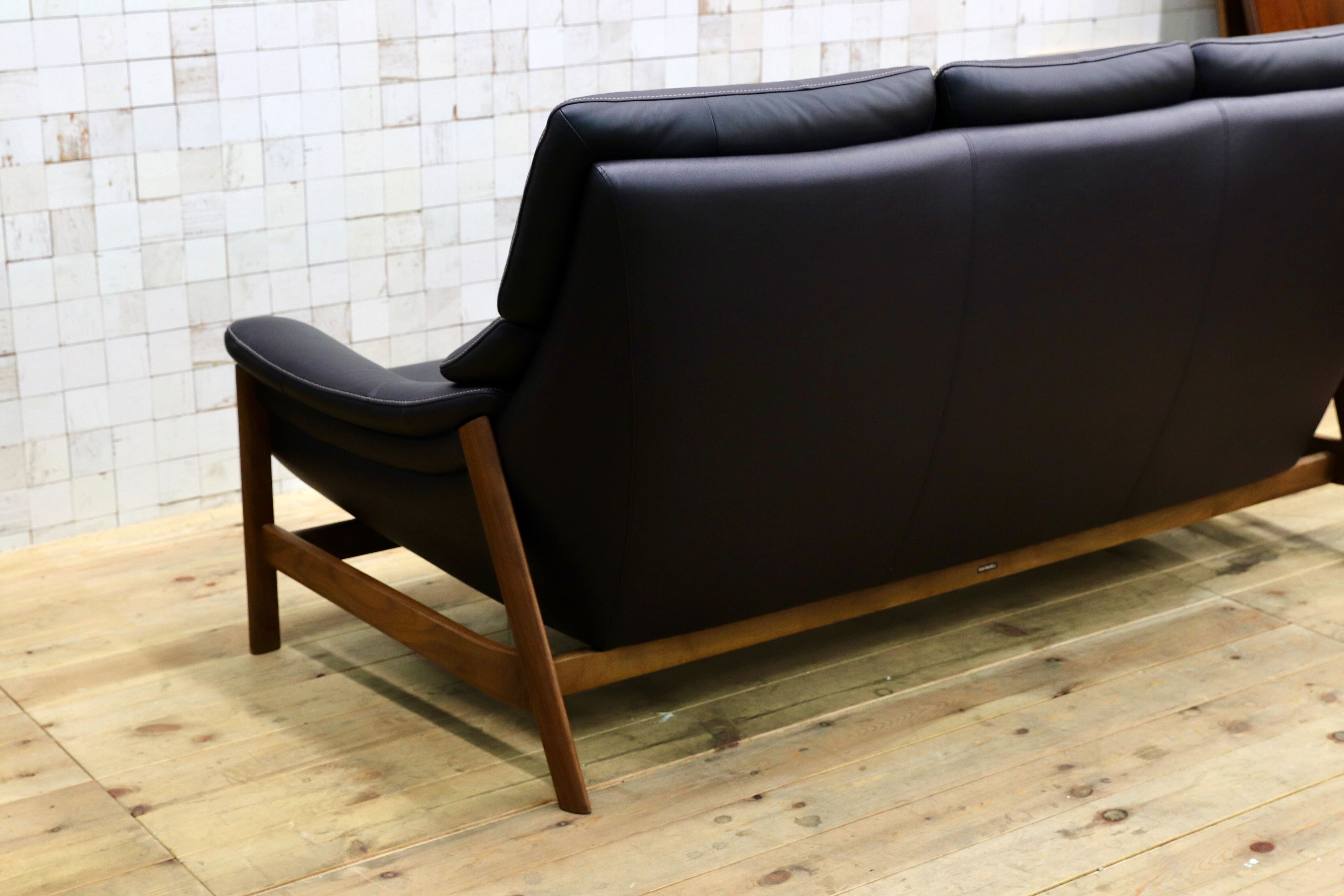 GMIS426C○karimoku / カリモク ZU62 3人掛けソファ トリプルソファ 本革 レザー ネイビー色 ウォールナットフレーム 長椅子 定価約44.7万