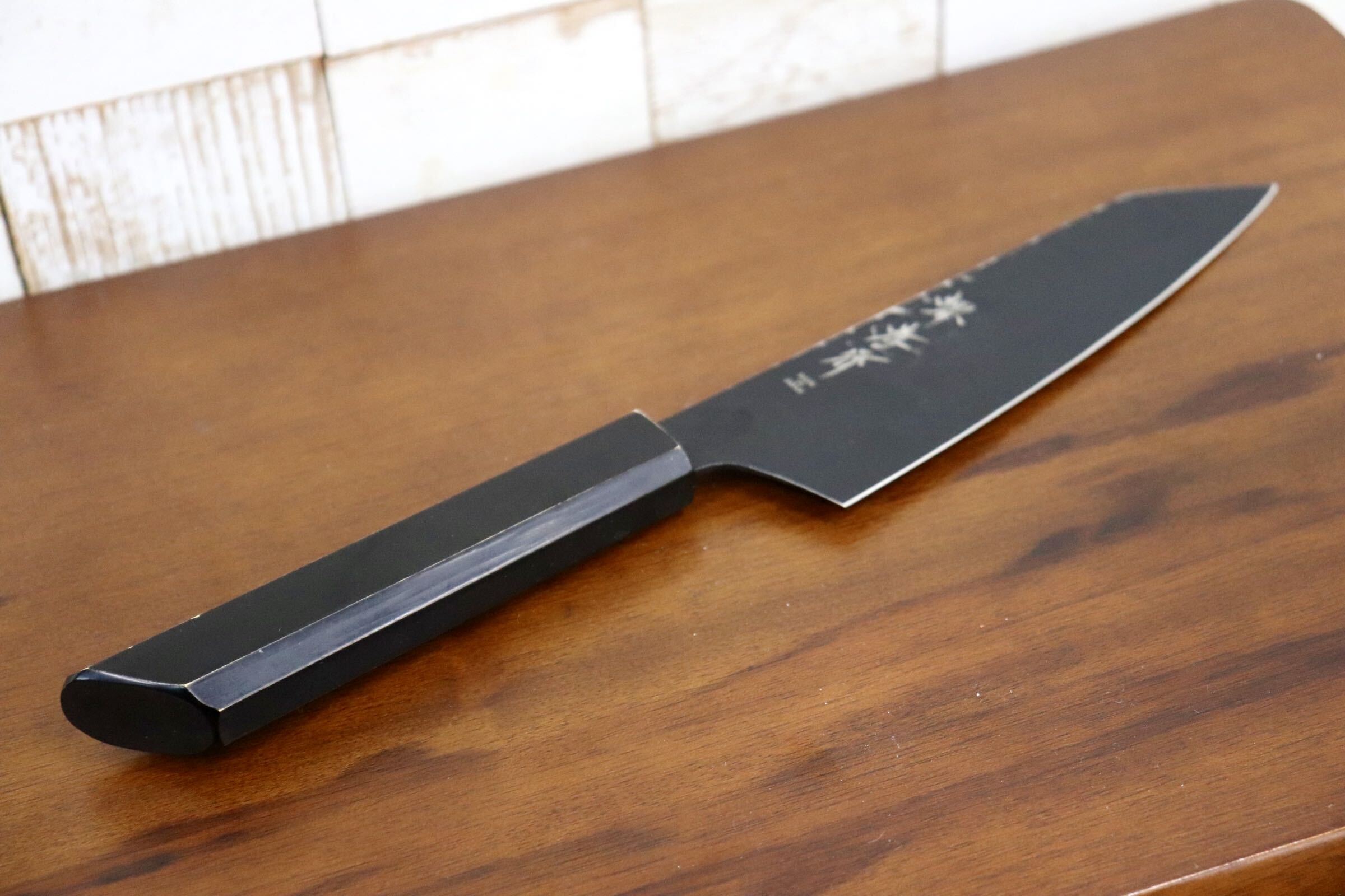 GMJH327B〇堺孝行【600年の継承技術！プロの料理人が愛用】 朗黒 和 三徳包丁 170mm 漆柄 斜尻型 艶無 [日本製] 黒刀 万能包丁