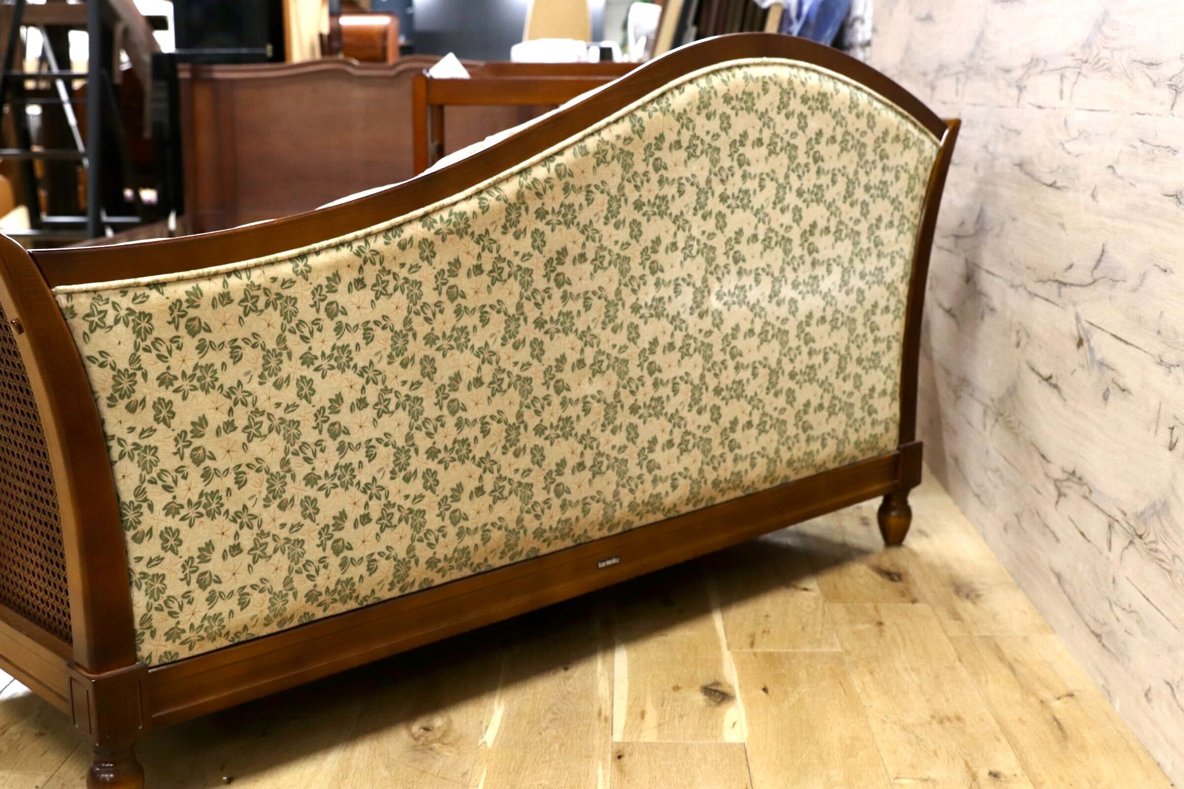 GMIH130B○karimoku / カリモク コロニアルシリーズ 2人掛けソファ ラタン クラシックソファ 花柄ファブリック 国産家具 昭和レトロ