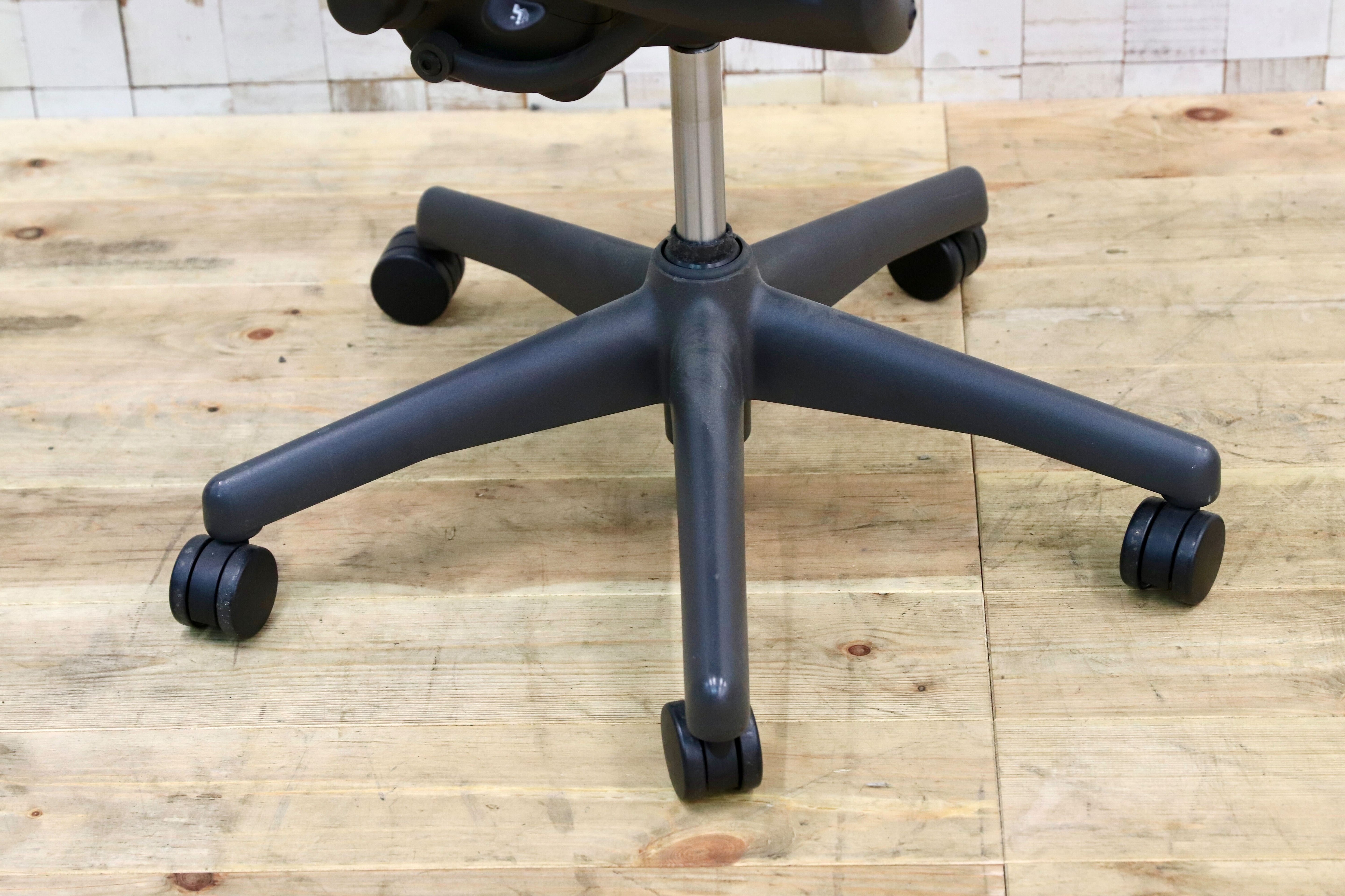 GMIK357○Herman Miller / ハーマンミラー アーロンチェア クラシック Bサイズ オフィスチェア デスクチェア ワークチェア 16年製