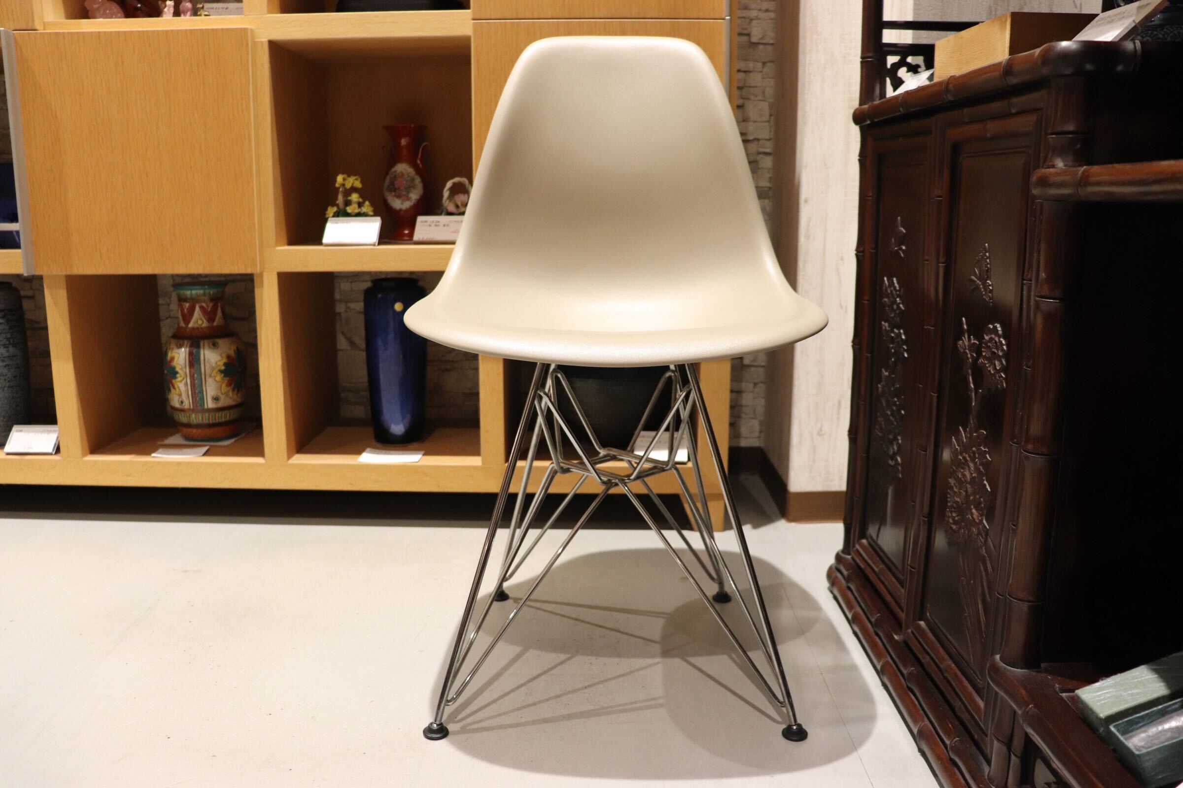 GMIK702○HermanMiller / ハーマンミラー イームズプラスチックチェア サイドシェルチェア ベージュ 定価約5.3万 展示品