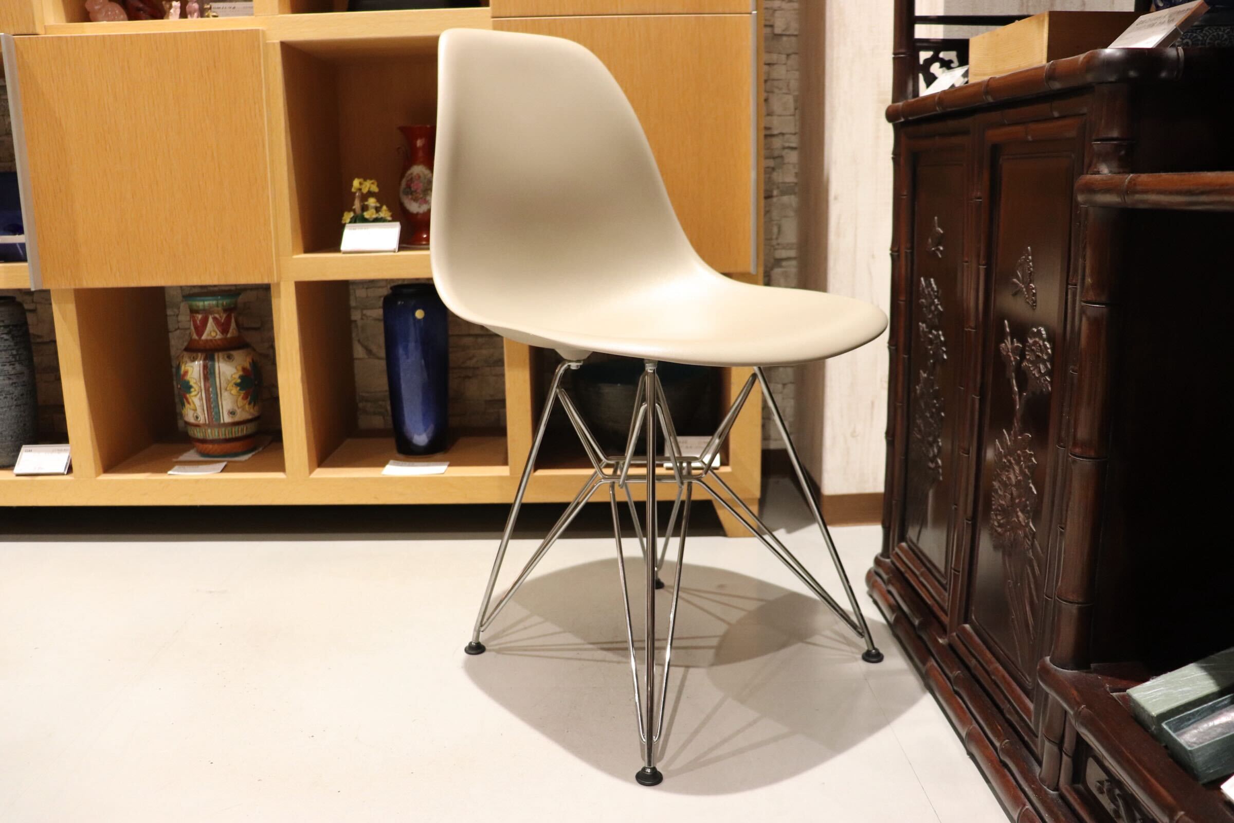GMIK702○HermanMiller / ハーマンミラー イームズプラスチックチェア サイドシェルチェア ベージュ 定価約5.3万 展示品