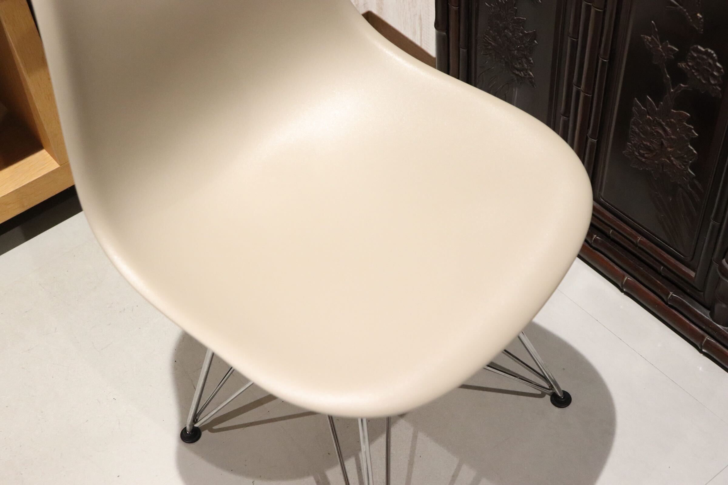 GMIK702○HermanMiller / ハーマンミラー イームズプラスチックチェア サイドシェルチェア ベージュ 定価約5.3万 展示品