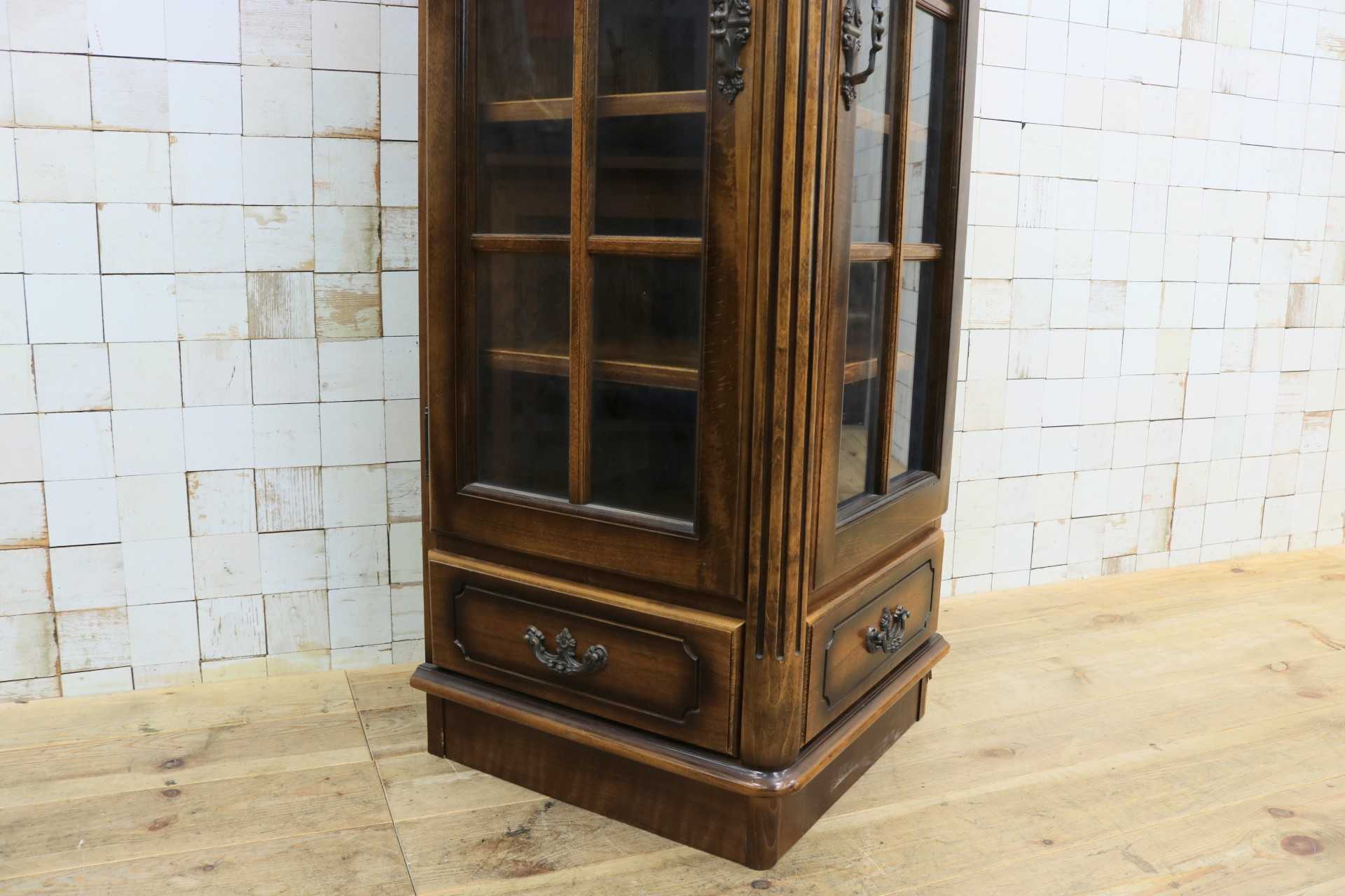 GMJS219A◯karimoku / カリモク コロニアル コーナーキャビネット 飾り棚 キュリオケース クラシック ヴィンテージ 国産家具 レトロ