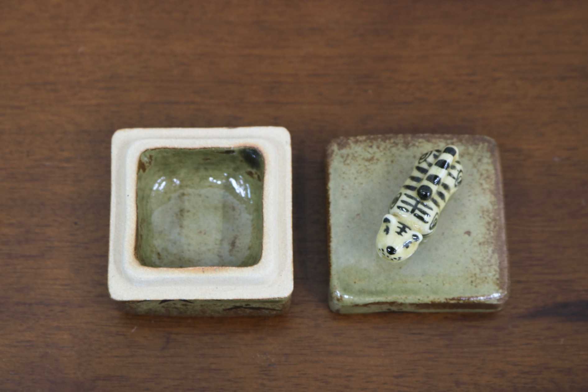 GMJK371S〇紀州焼 葵窯 二代 寒川栖豊 置物 小物入れ 茶道具 香合 虎 寅 干支 縁起物 共箱 陶器 焼物