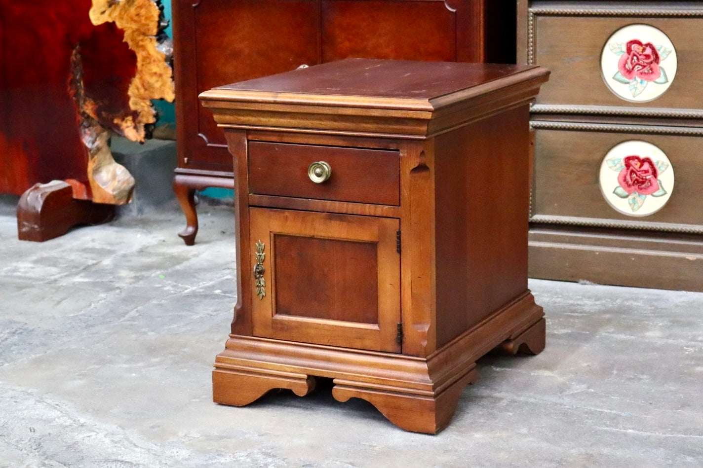 GMJH194B○ Broyhill / ブロイヒル Nightstand サイドテーブル 花台 電話台 キャビネット マガジンラック 木製 ヴィンテージ アメリカ製