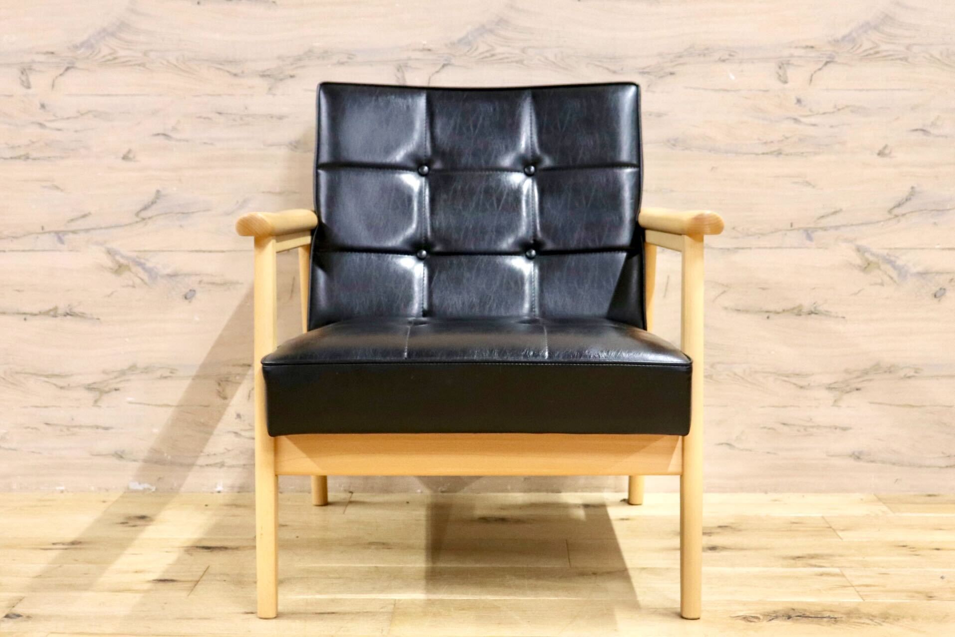 GMIK640B○カリモク60 Kチェア 1シーター スタンダードブラック 合成皮革 ラウンジチェア 肘掛け椅子 シングルソファ