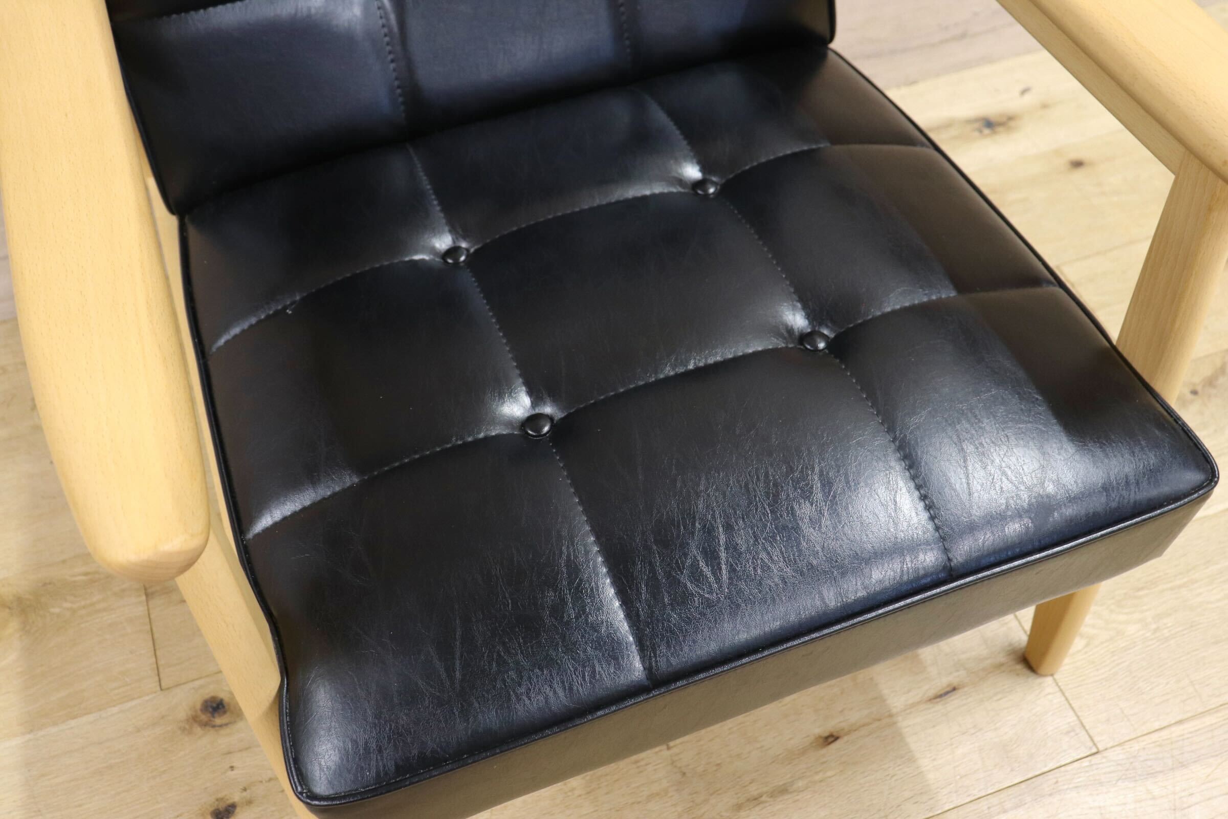 GMIK640B○カリモク60 Kチェア 1シーター スタンダードブラック 合成皮革 ラウンジチェア 肘掛け椅子 シングルソファ