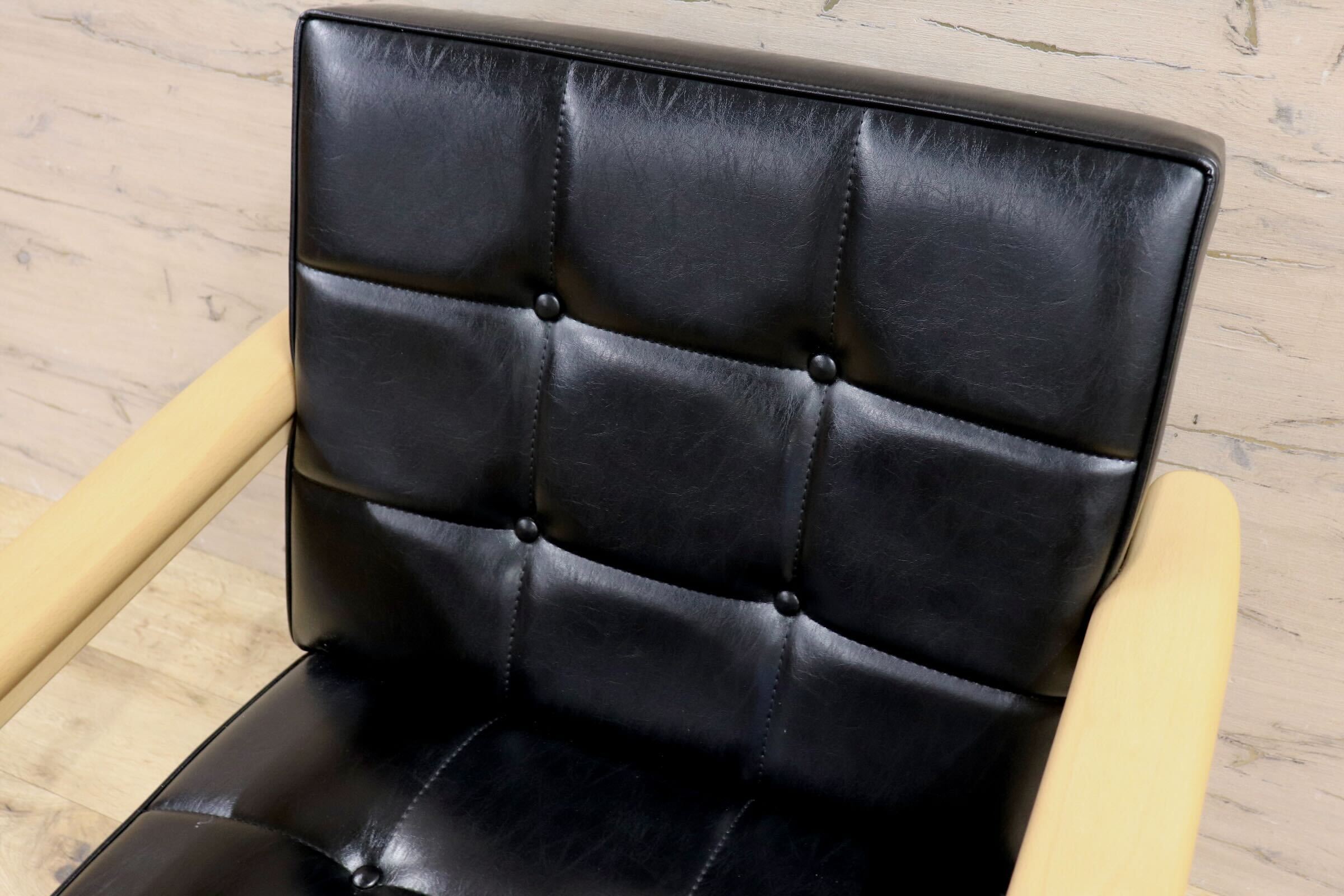 GMIK640B○カリモク60 Kチェア 1シーター スタンダードブラック 合成皮革 ラウンジチェア 肘掛け椅子 シングルソファ
