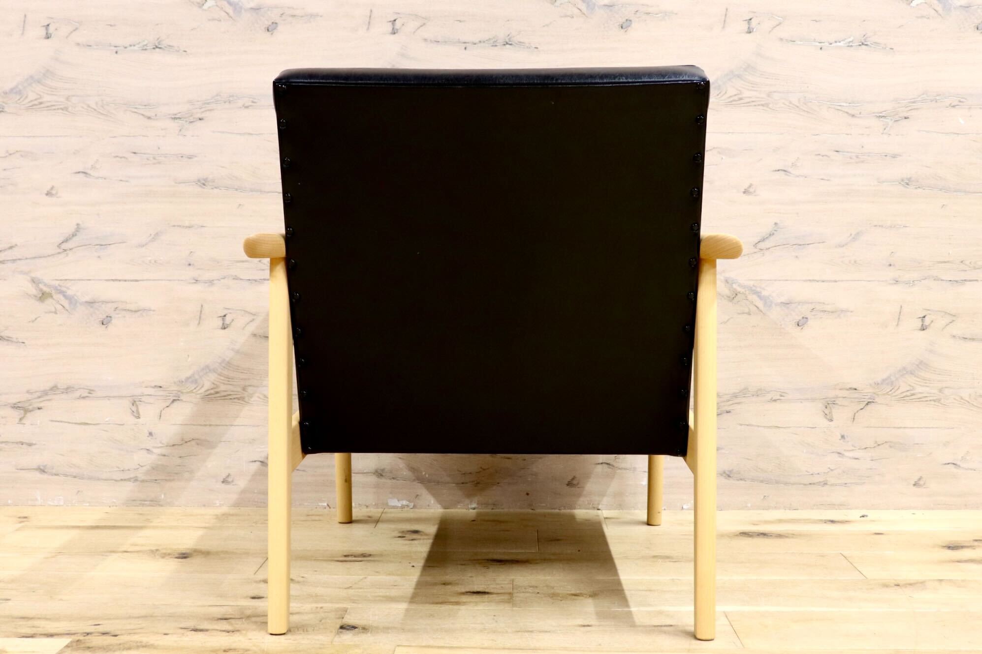 GMIK640B○カリモク60 Kチェア 1シーター スタンダードブラック 合成皮革 ラウンジチェア 肘掛け椅子 シングルソファ