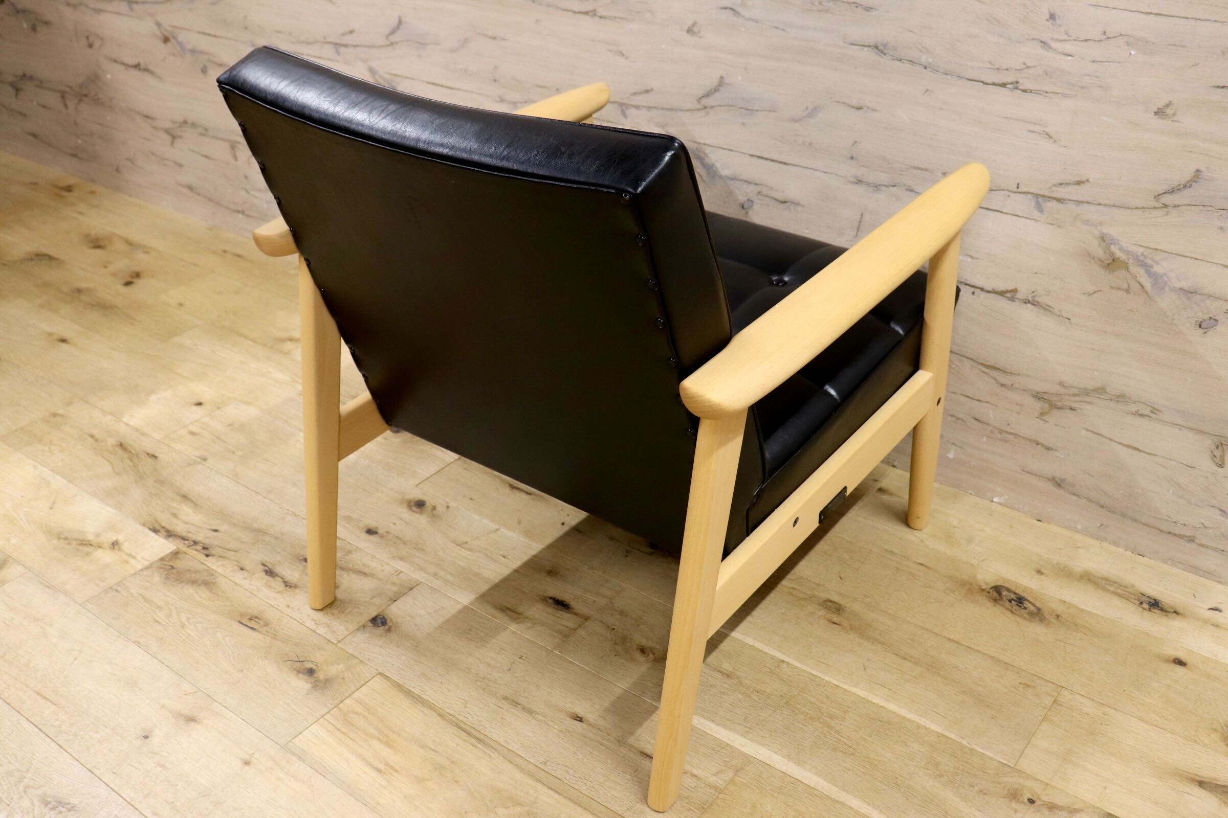 GMIK640B○カリモク60 Kチェア 1シーター スタンダードブラック 合成皮革 ラウンジチェア 肘掛け椅子 シングルソファ