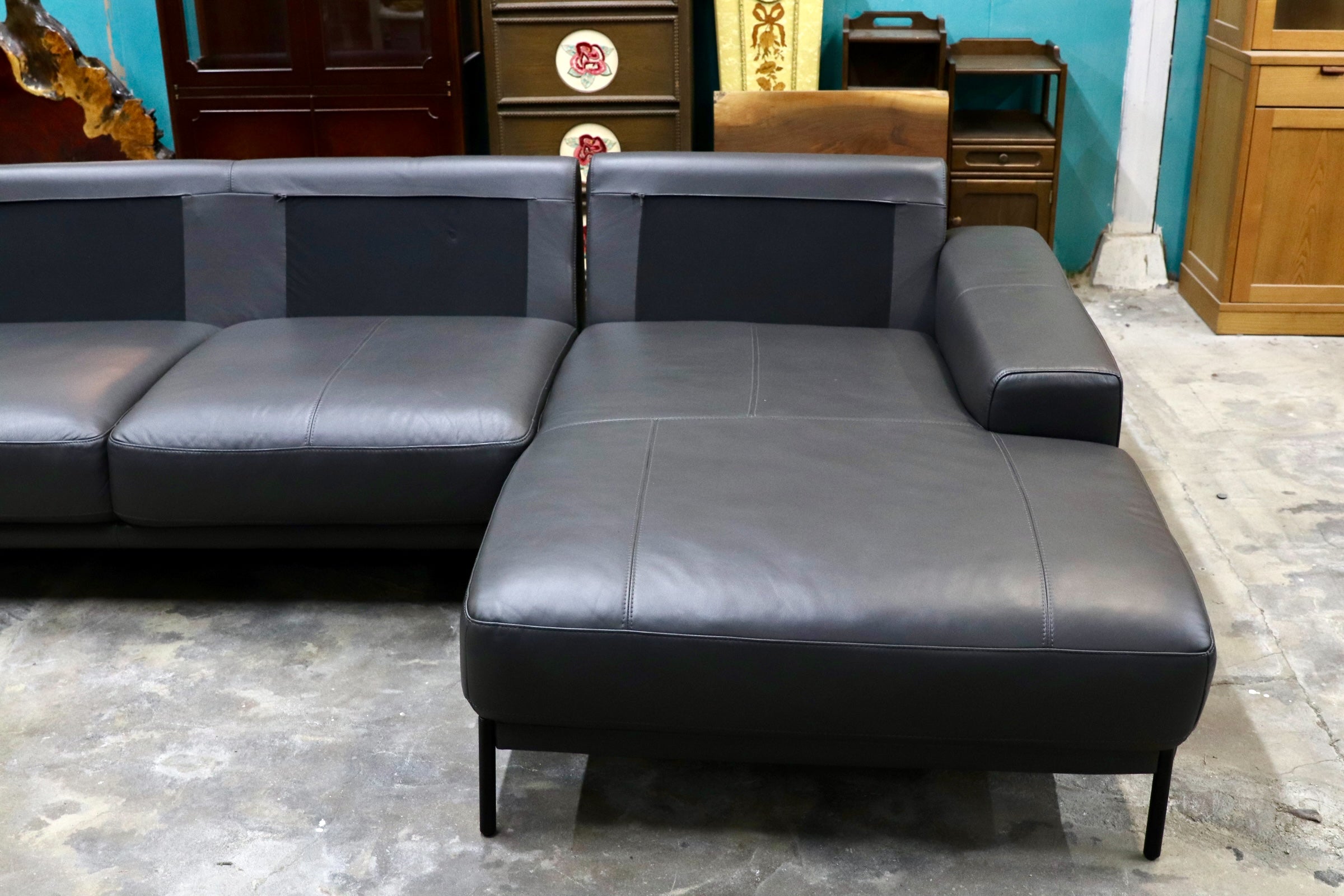 GMJK222○LIVING HOUSE / リビングハウス WEBB ウェッブ カウチソファ 本革 ダークグレー モダン 現行 定価約81万円 モデルルーム展示品