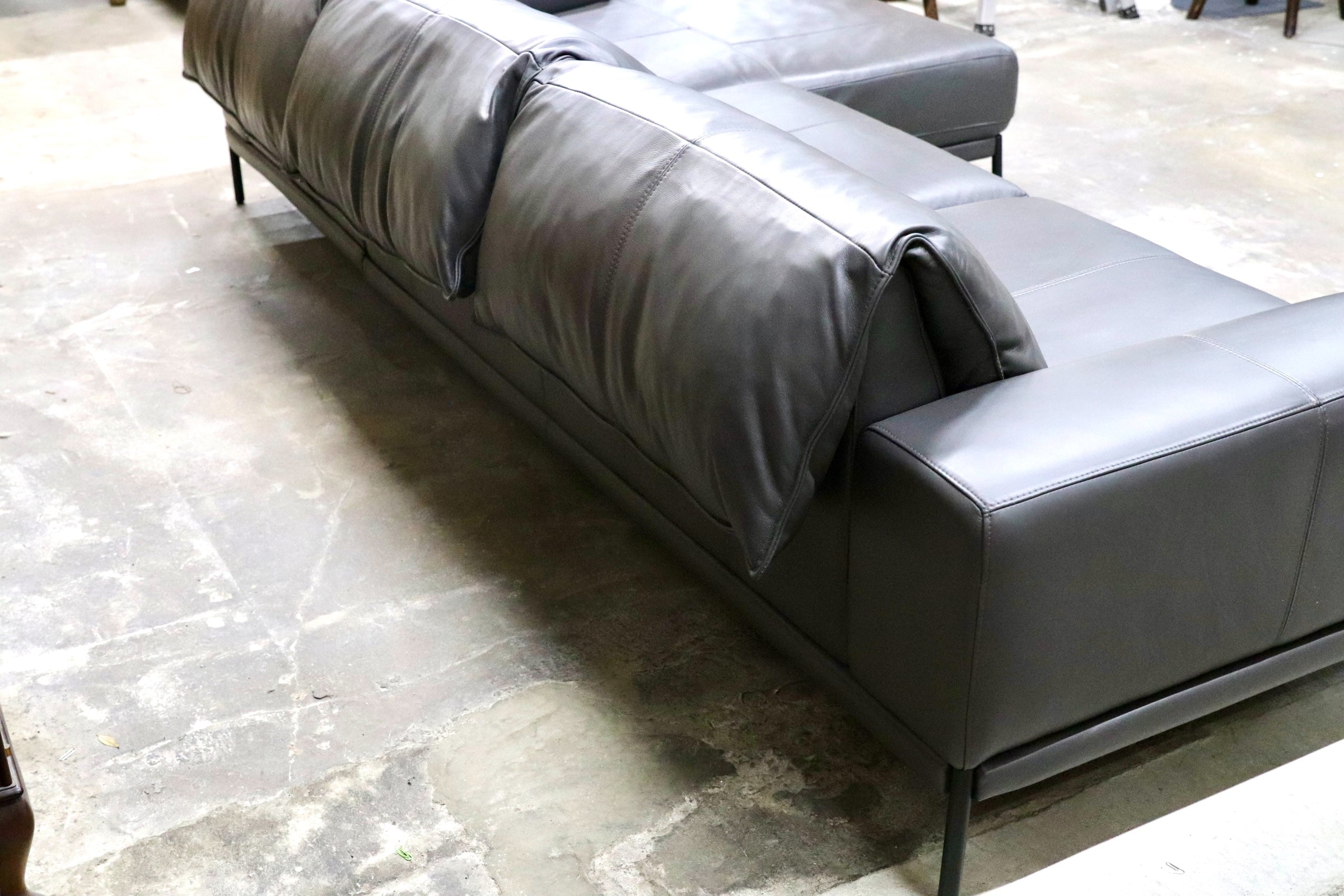 GMJK222○LIVING HOUSE / リビングハウス WEBB ウェッブ カウチソファ 本革 ダークグレー モダン 現行 定価約81万円 モデルルーム展示品