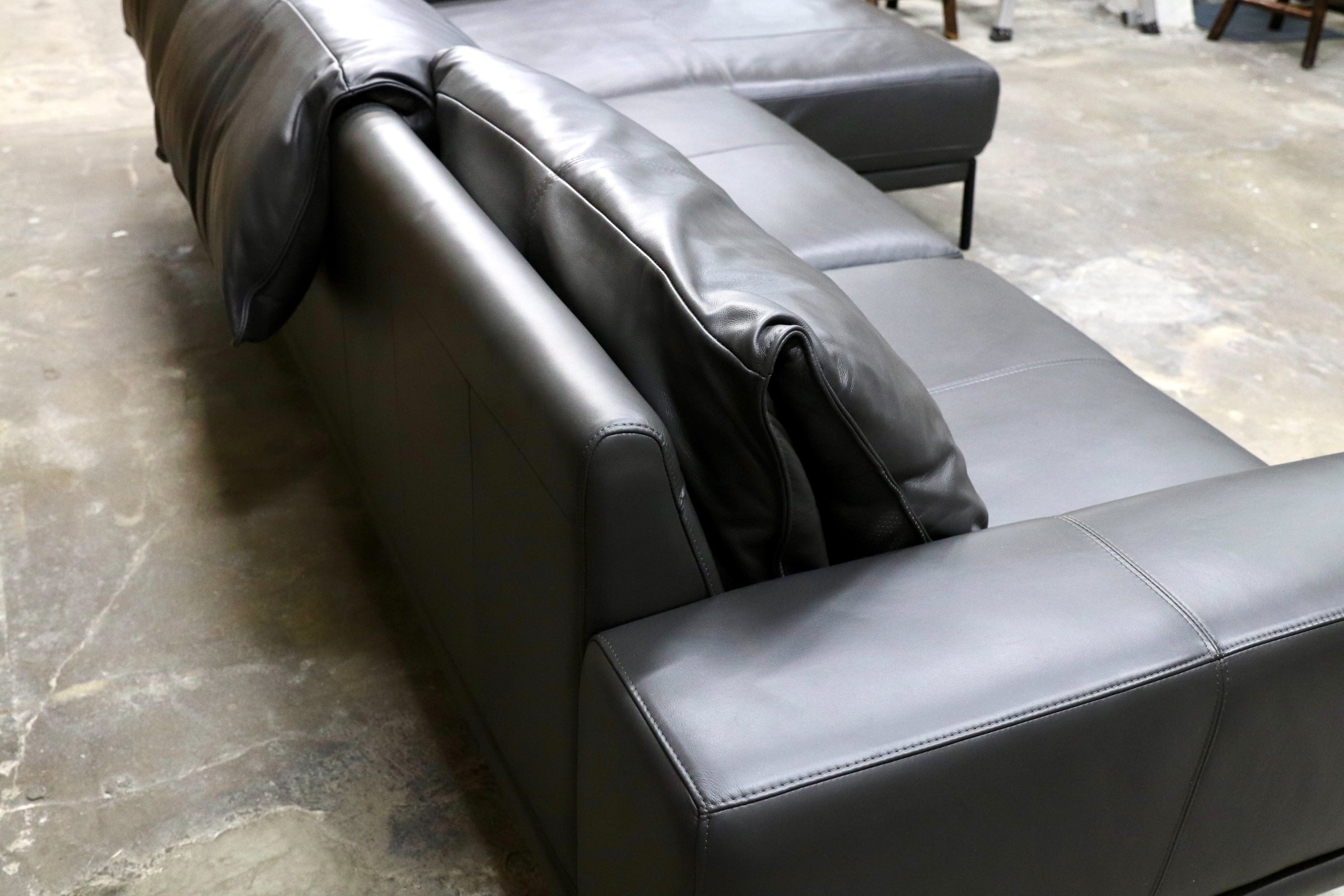 GMJK222○LIVING HOUSE / リビングハウス WEBB ウェッブ カウチソファ 本革 ダークグレー モダン 現行 定価約81万円 モデルルーム展示品