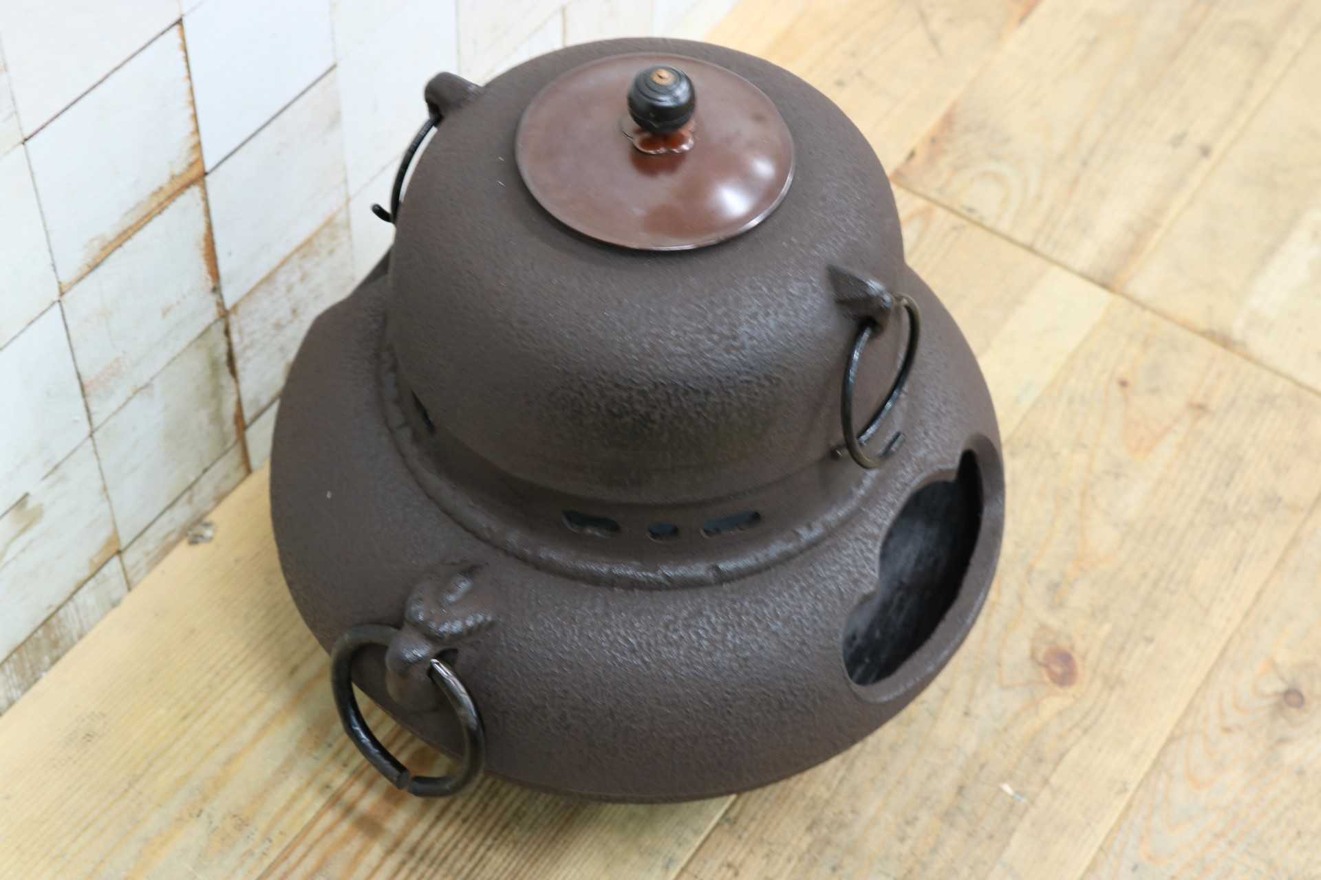 GMJK363A◯いち楽 鬼面風炉 茶釜 釜鐶付 風炉釜 茶道具 鉄器 鉄製 古道具 煎茶道具 茶道 風炉 鉄釜 時代物 伝統工芸
