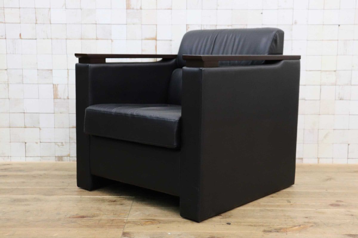 GMJH381C〇ITOKI / イトーキ 本革 1人掛けソファ シングルソファ ブラック 木製アームチェア 応接家具
