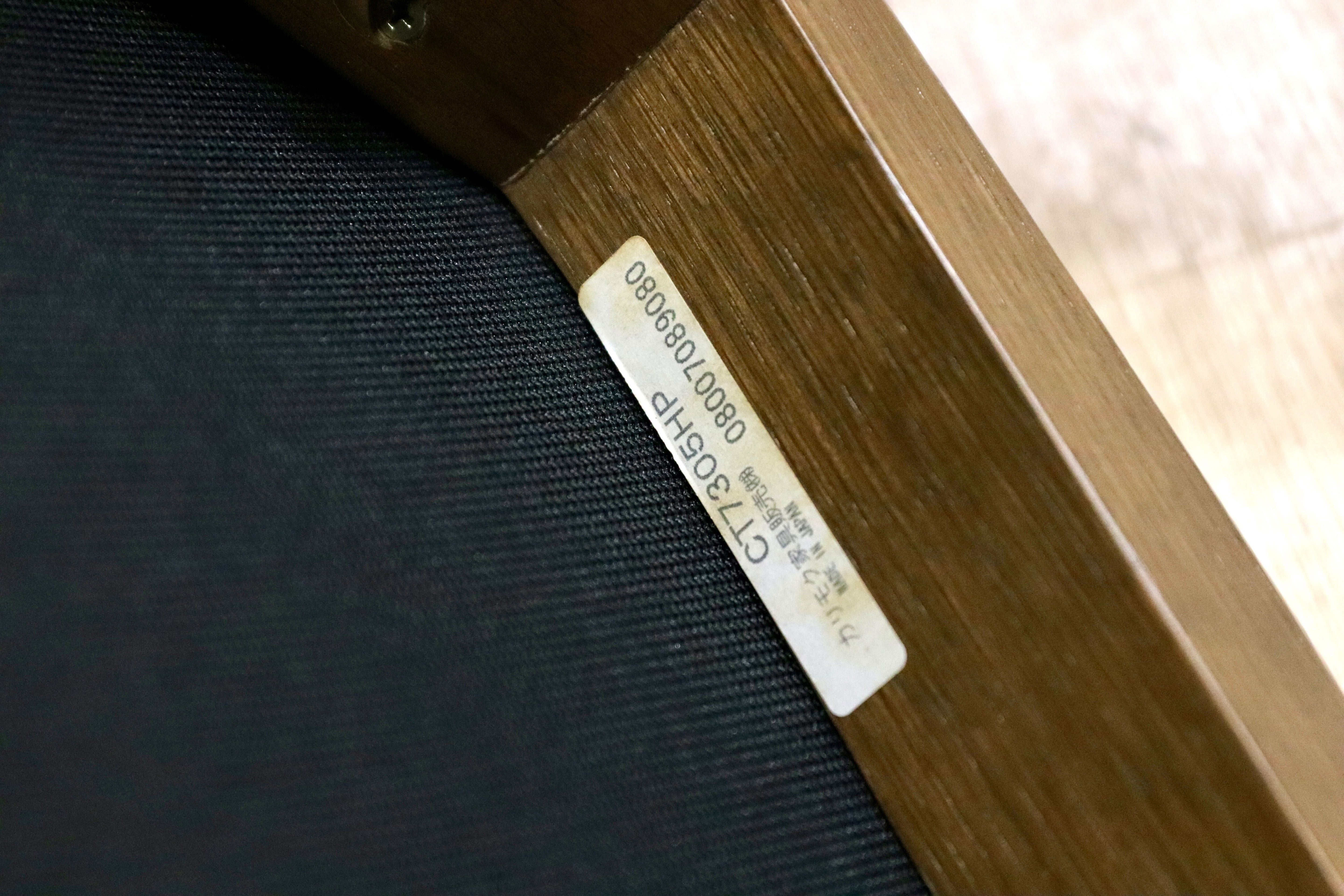 GMGN185○karimoku / カリモク ダイニングチェア 椅子 合皮 オーク材 国産家具 スタイリッシュ モダン 展示品