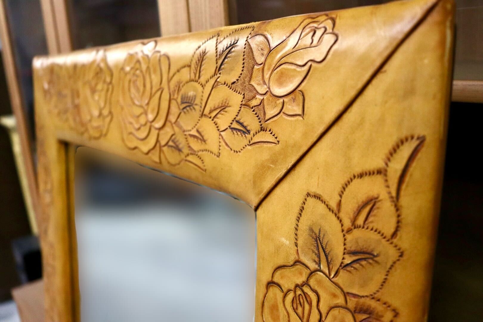 GMIK658○ウォールミラー 壁掛け鏡 姿見 全身鏡 革 レザー カービング 花柄 フローラル レトロ ヴィンテージ