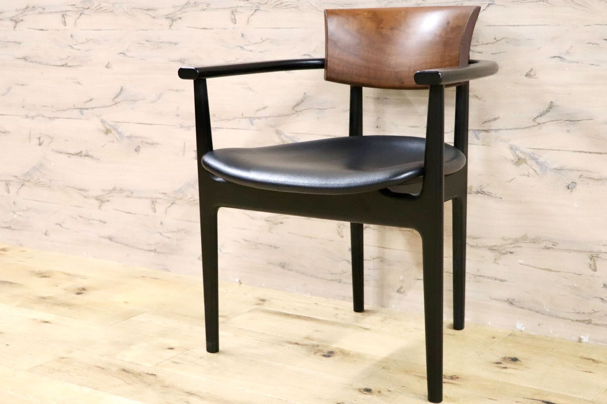 GMHS531D○KASHIWA / カシワ ダイニングチェア 椅子 アームチェア CHIC シック 合皮 ウォールナット オーク 合皮 飛騨家具 約12.8万