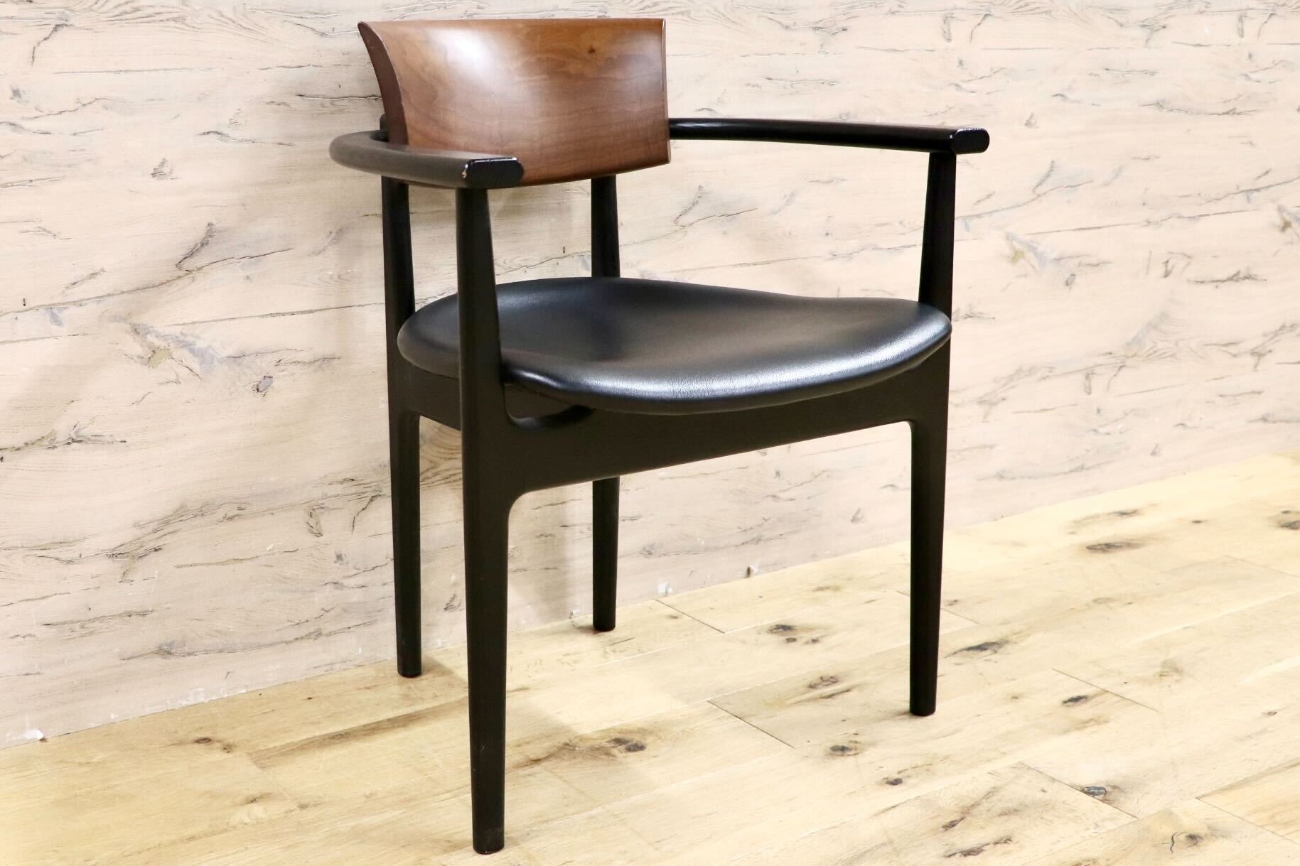 GMHS531D○KASHIWA / カシワ ダイニングチェア 椅子 アームチェア CHIC シック 合皮 ウォールナット オーク 合皮 飛騨家具 約12.8万