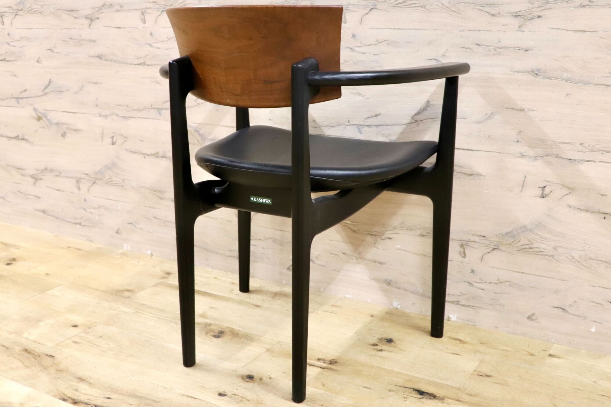 GMHS531D○KASHIWA / カシワ ダイニングチェア 椅子 アームチェア CHIC シック 合皮 ウォールナット オーク 合皮 飛騨家具 約12.8万