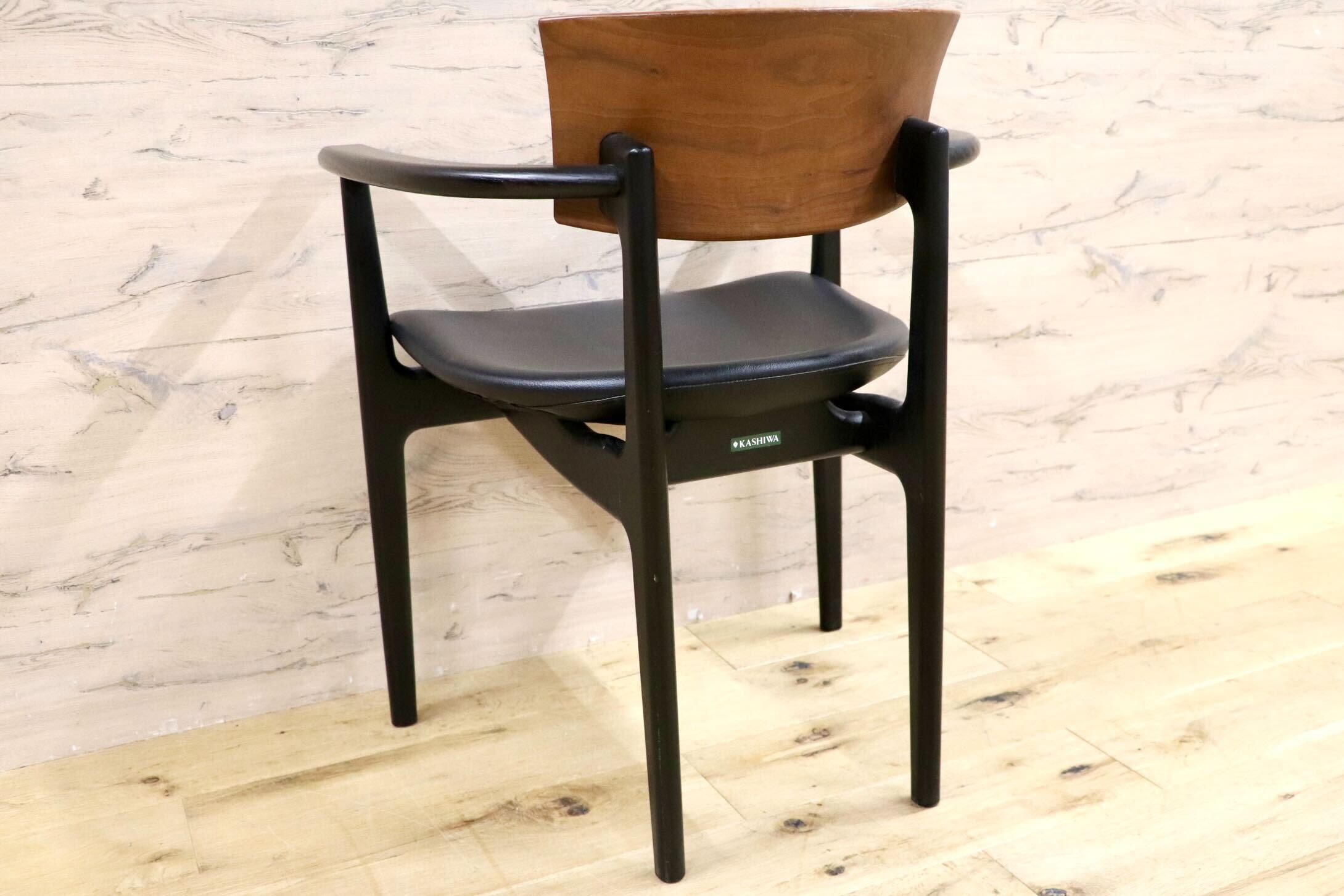 GMHS531D○KASHIWA / カシワ ダイニングチェア 椅子 アームチェア CHIC シック 合皮 ウォールナット オーク 合皮 飛騨家具 約12.8万