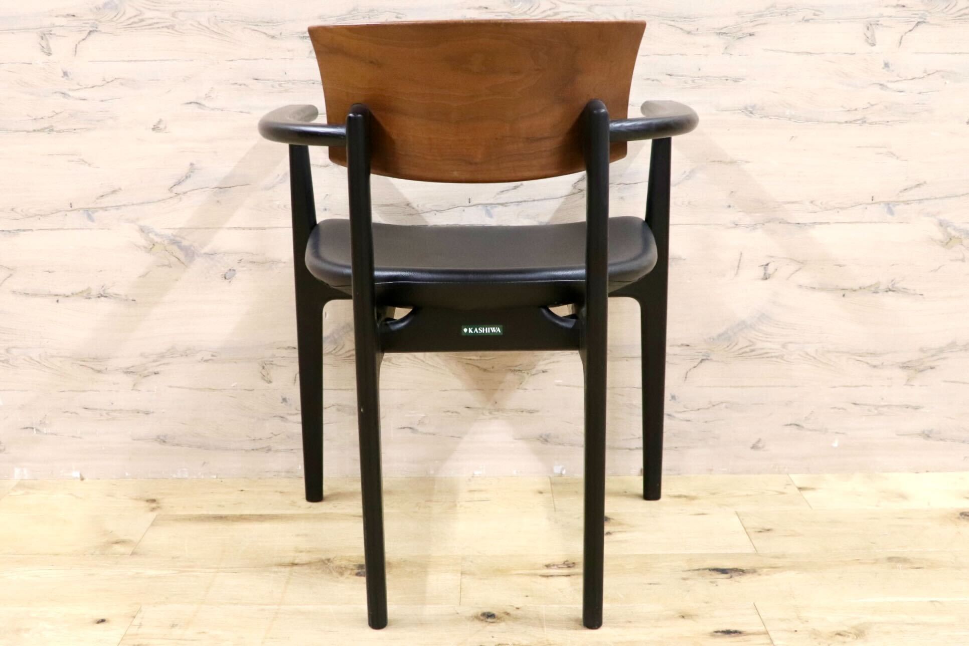 GMHS531D○KASHIWA / カシワ ダイニングチェア 椅子 アームチェア CHIC シック 合皮 ウォールナット オーク 合皮 飛騨家具 約12.8万