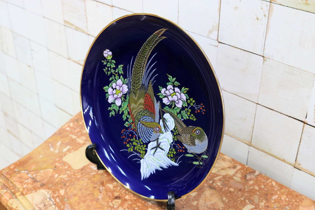 GMJS271C◯九谷焼 嶺芳窯 金鶏 飾り皿 絵皿 共箱 皿立て付き エスケー化研 創業50周年記念 瑠璃色 金彩 飾皿 置物 伝統工芸