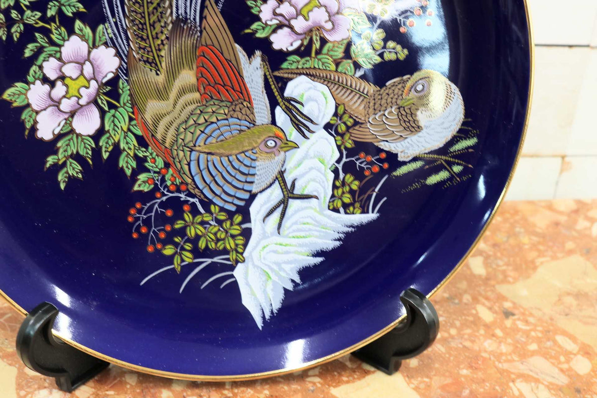 GMJS271C◯九谷焼 嶺芳窯 金鶏 飾り皿 絵皿 共箱 皿立て付き エスケー化研 創業50周年記念 瑠璃色 金彩 飾皿 置物 伝統工芸