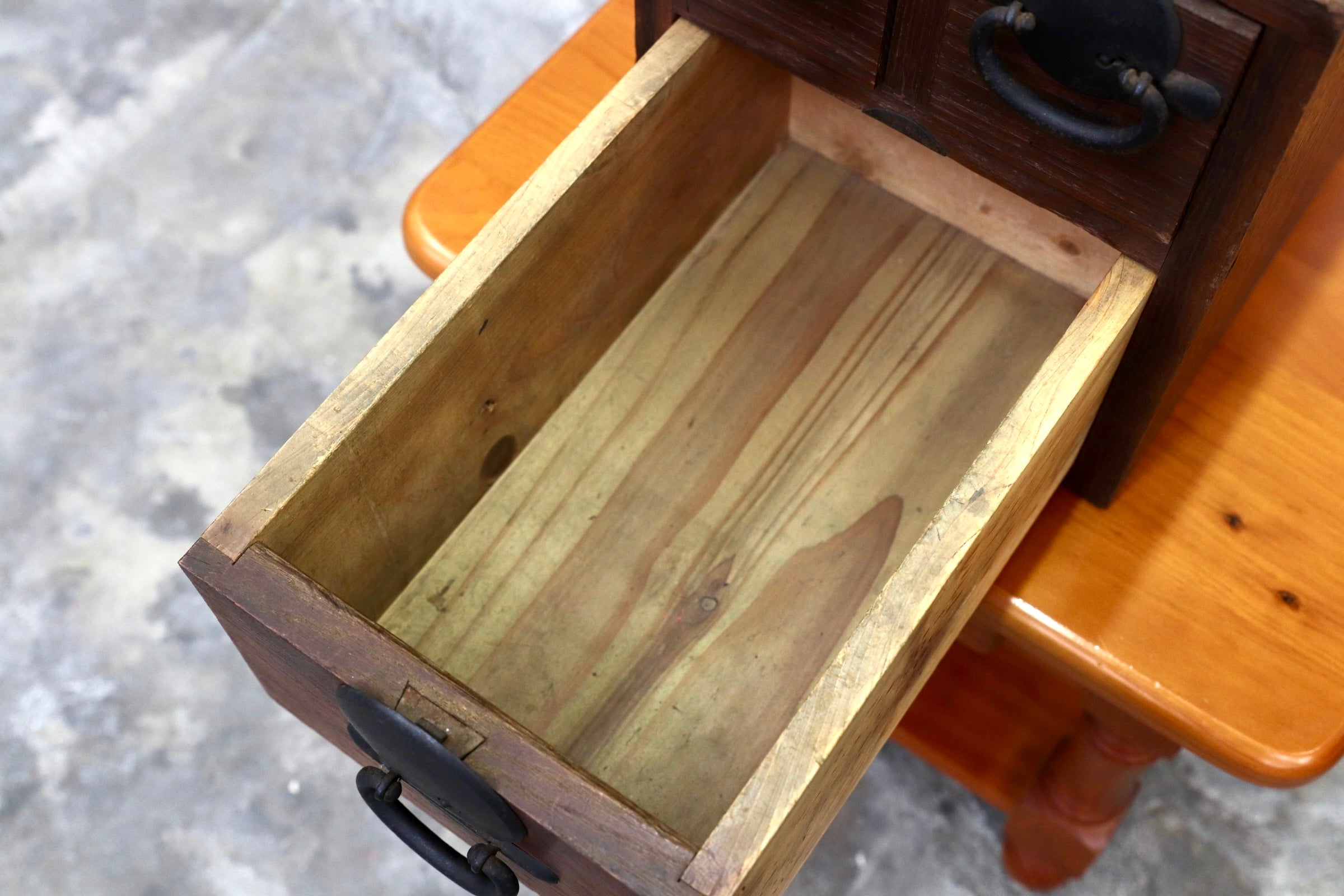 GMJS144○昭和レトロ 古民具 小引き出し 三杯引き出し 卓上箪笥 薬箪笥 小箪笥 無垢材 店舗什器 アンティーク 和製ヴィンテージ