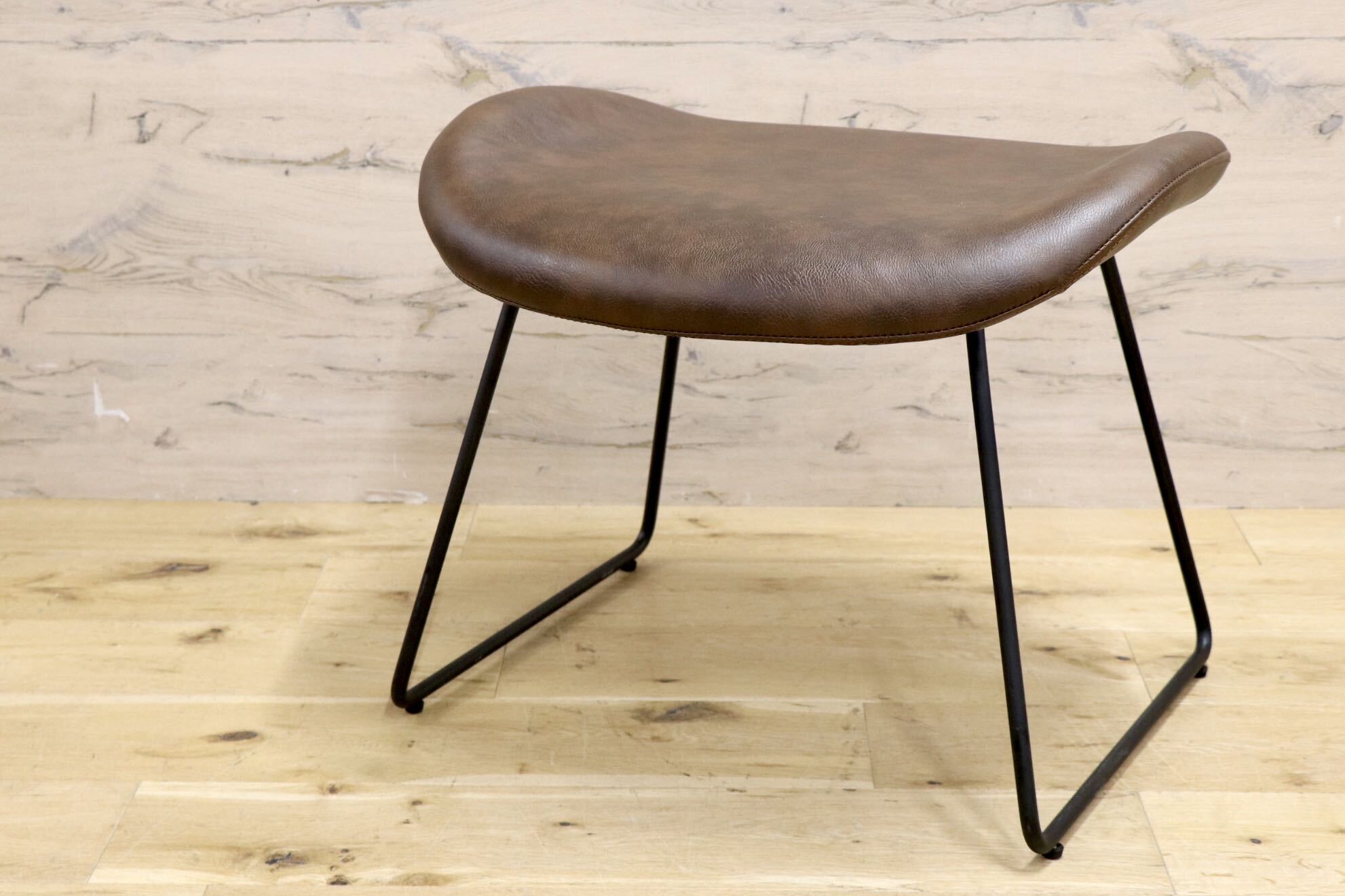 GMJH307○a.depeche / アデペシュ PUNISH パニッシュ オットマン スツール 椅子 PUレザー モダン インダストリアル 定価2.75万 展示品