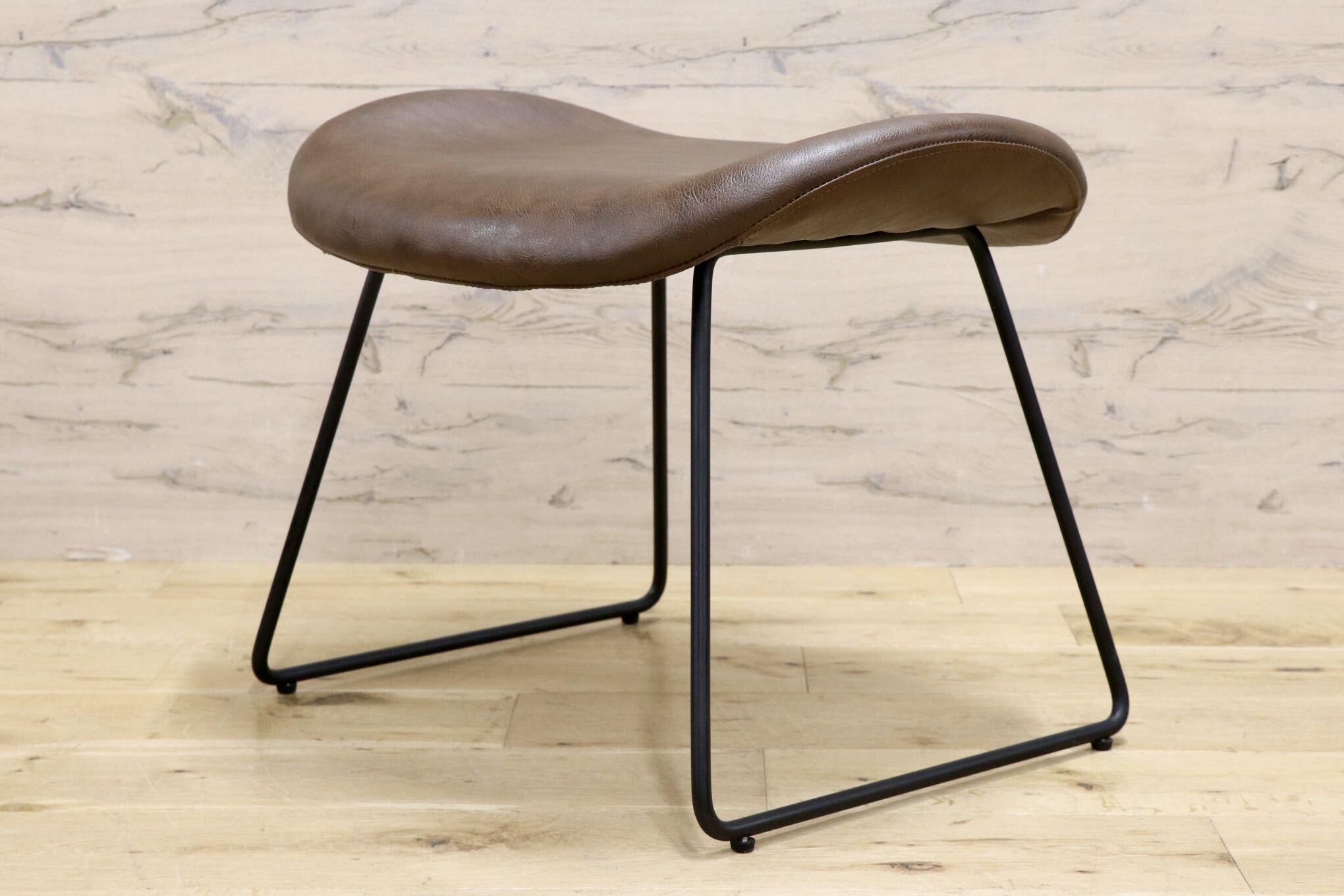 GMJH307○a.depeche / アデペシュ PUNISH パニッシュ オットマン スツール 椅子 PUレザー モダン インダストリアル 定価2.75万 展示品