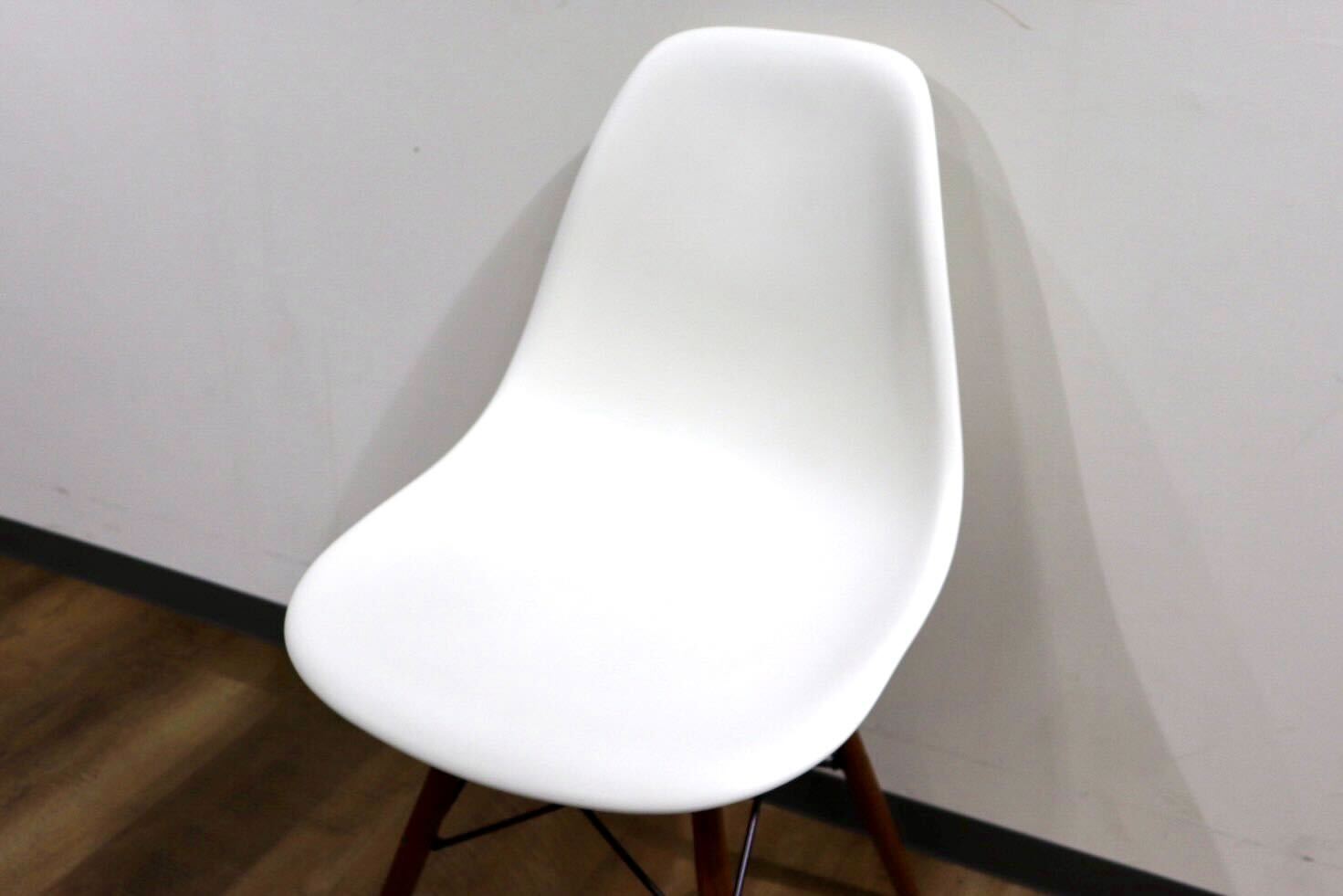 GMHN223○Herman Miller ／ ハーマンミラー DSW イームズ シェルチェア サイドチェア ウォールナット ホワイト 定価約9.2万 展示品