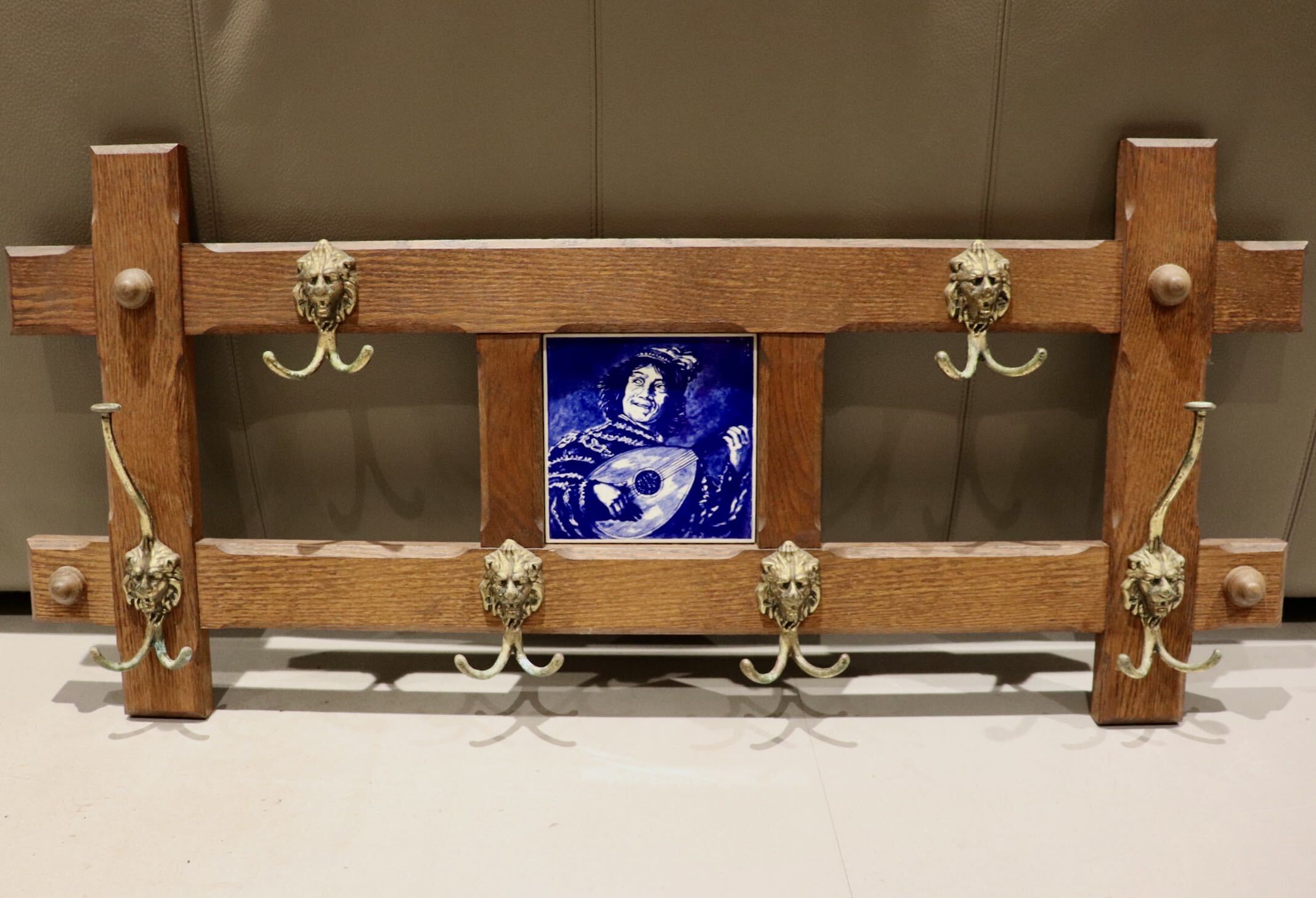 GMIS185○アンティーク オーク材 ウォールハンガー 壁掛け コートフック ライオン 真鍮フック 陶板画 ヨーロピアン