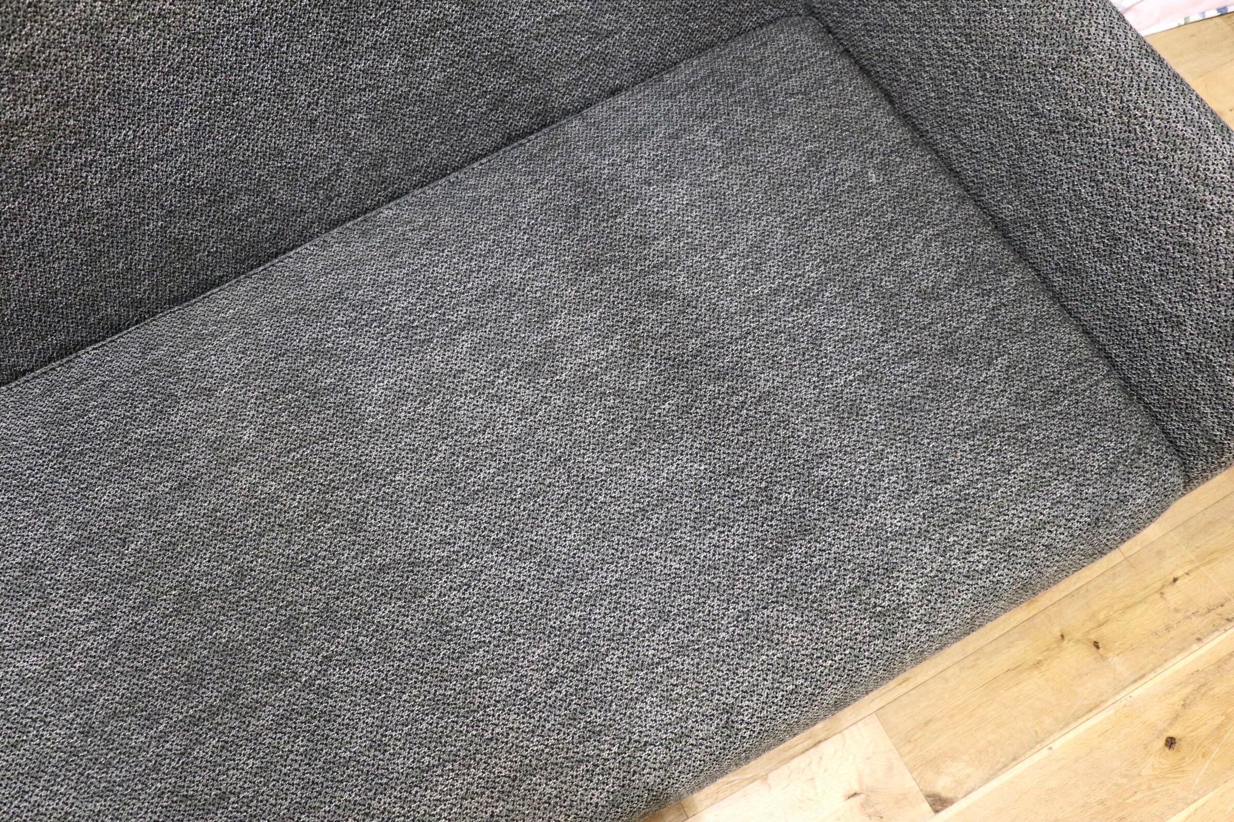 GMJK320○HUKLA / フクラ VALIANT ヴァリアント 3Pソファ トリプルソファ 3人掛けソファ スチールレッグ ファブリック モダン 定価約95万円