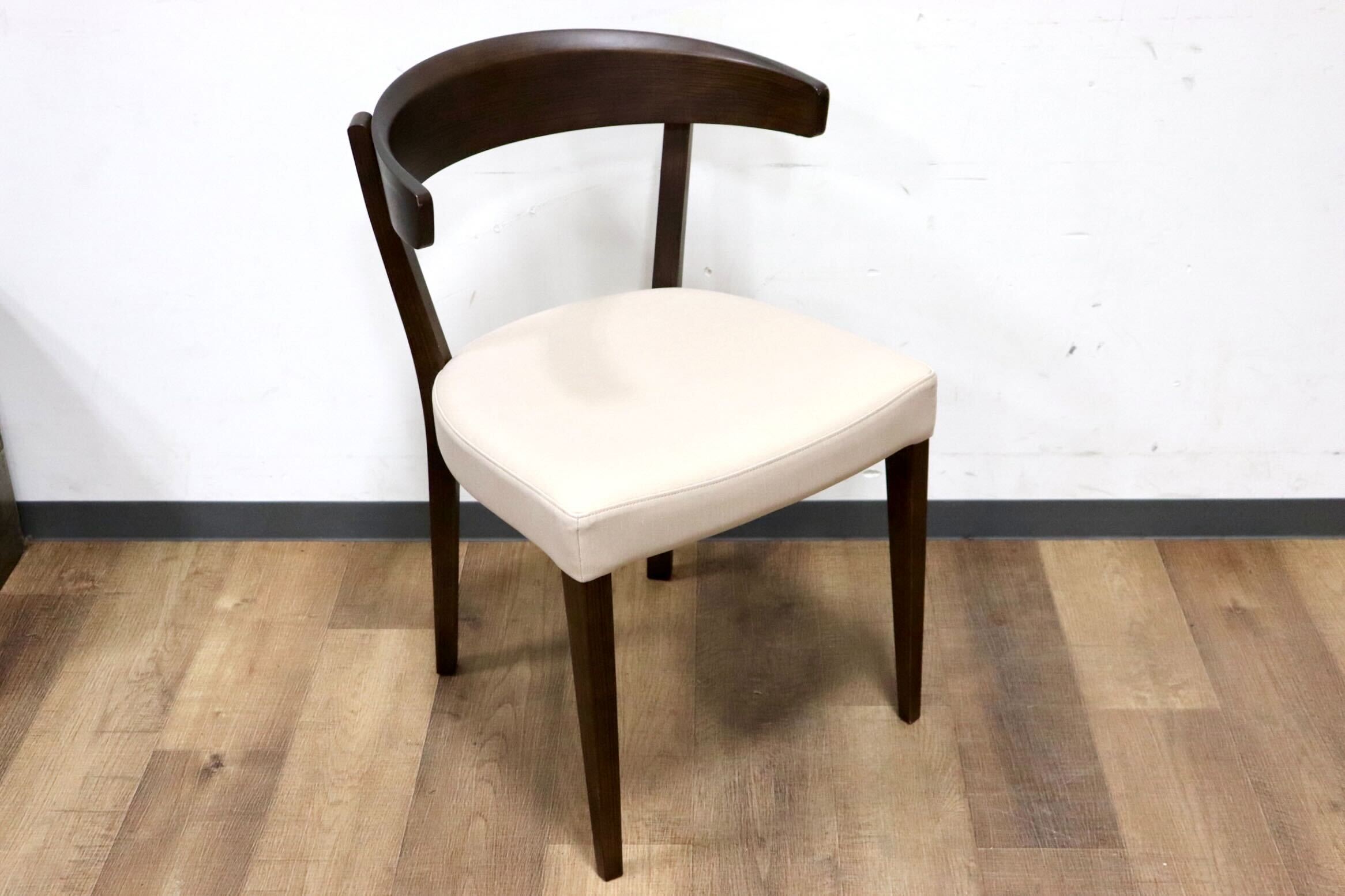 GMHN230A○karimoku / カリモク ダイニングチェア セミアームチェア 食卓椅子 椅子 ラバトリー材 合皮 マニエラ 国産家具 定価4.5万 展示品