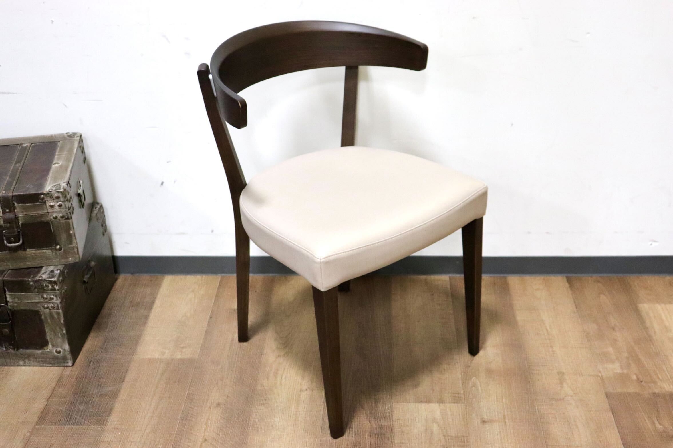 GMHN230B○karimoku / カリモク ダイニングチェア セミアームチェア 食卓椅子 椅子 ラバトリー材 合皮 マニエラ 国産家具 定価4.5万 展示品